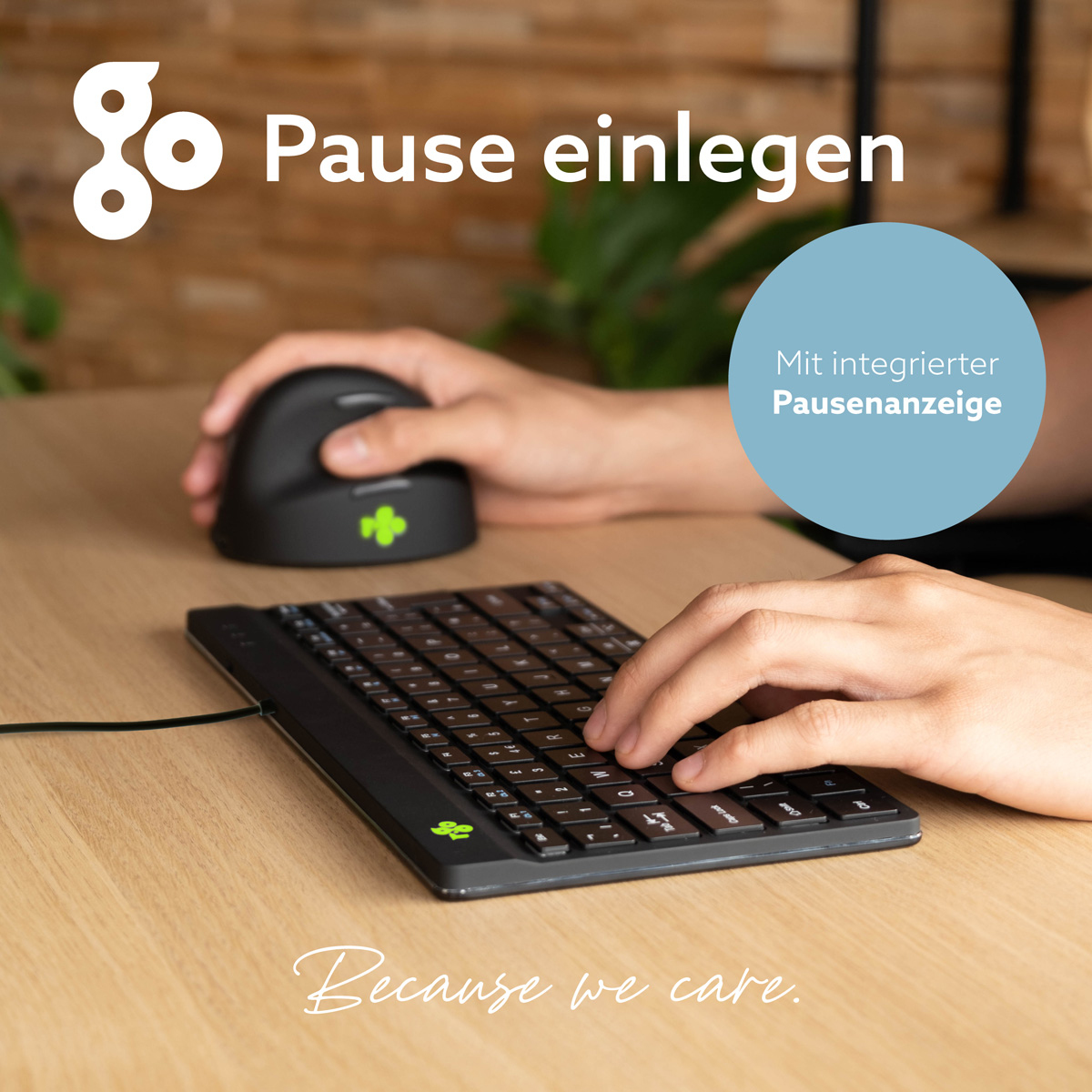 Una persona digita su una tastiera nera e usa un mouse ergonomico su una scrivania di legno.