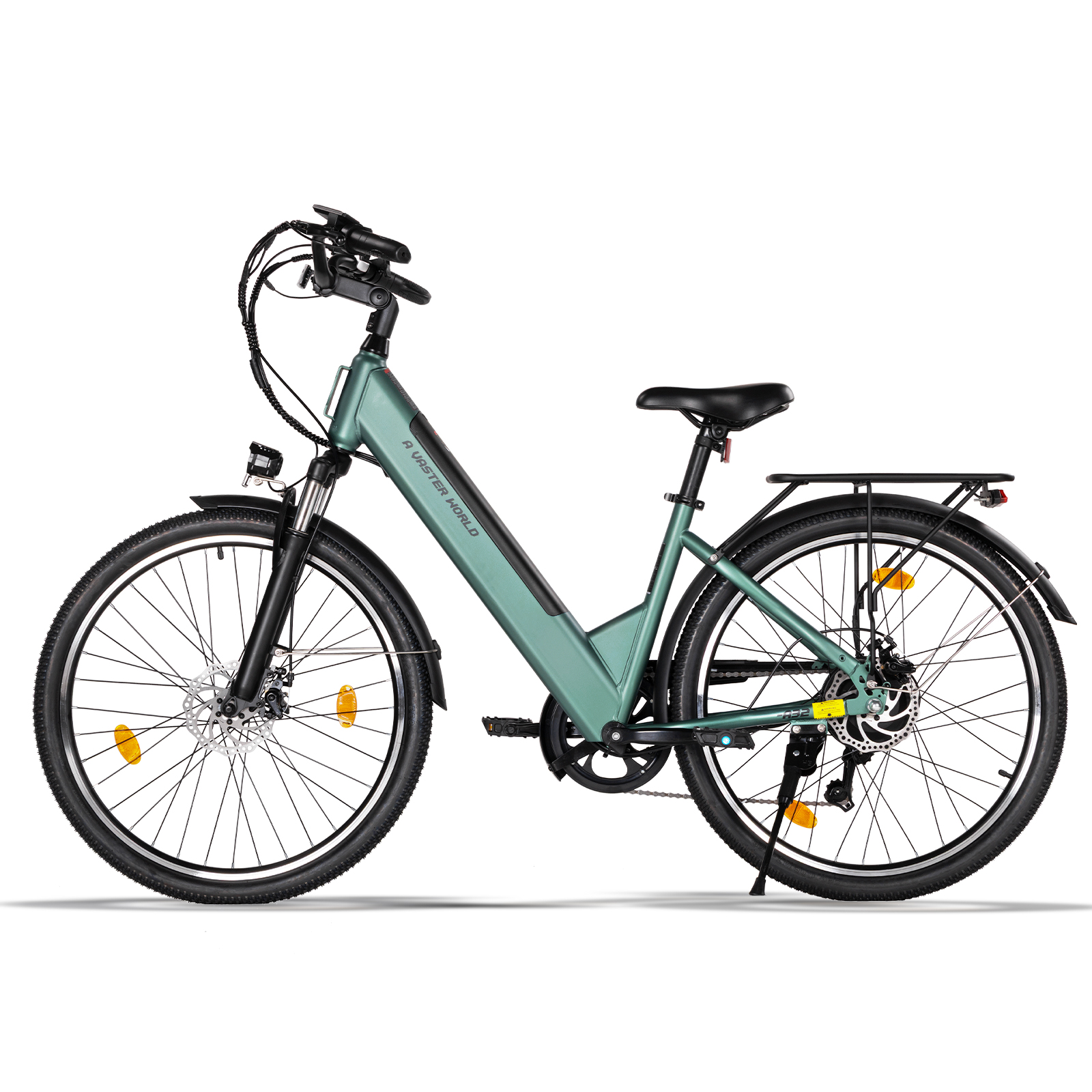 Una bicicletta elettrica verde opaco con portapacchi e parafanghi neri su sfondo bianco.