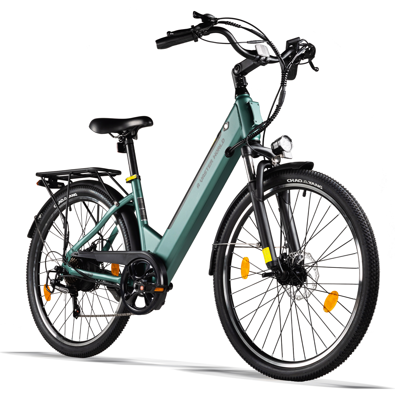 Una bicicletta elettrica verde con sella, manubrio e portapacchi neri su sfondo bianco.