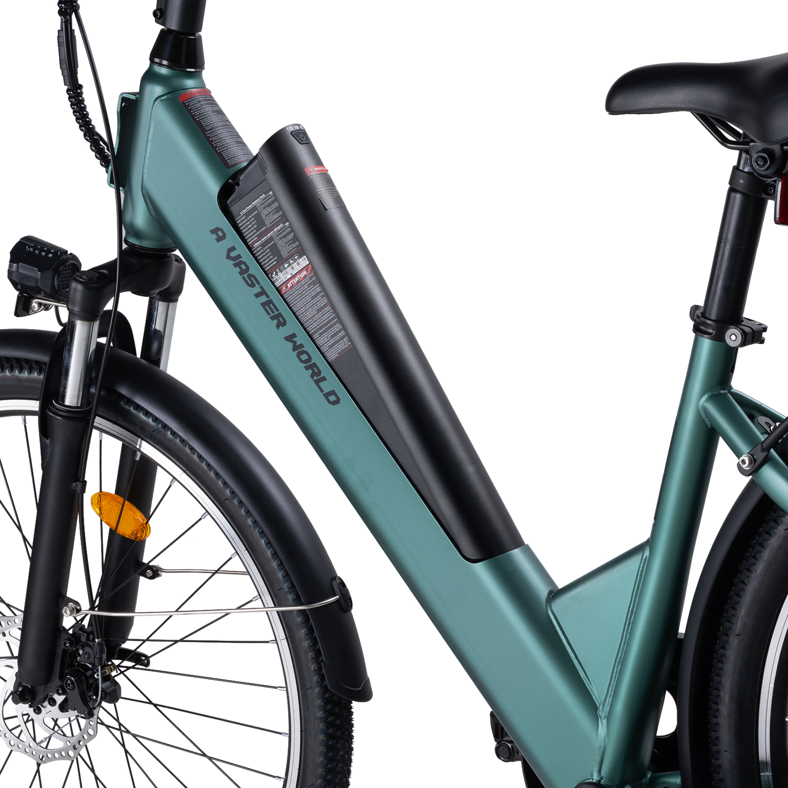 Bicicletta elettrica verde con batteria nera nel telaio e pneumatico anteriore su sfondo bianco.