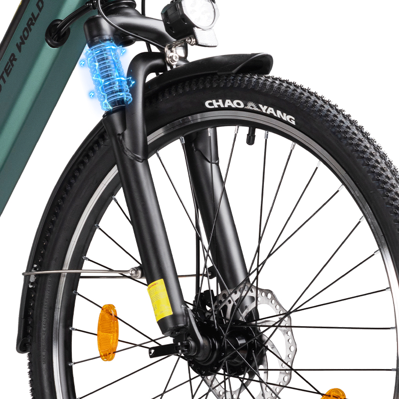 Primo piano della forcella anteriore di una bicicletta con sospensione, luce e copertone Chao Yang su sfondo bianco.