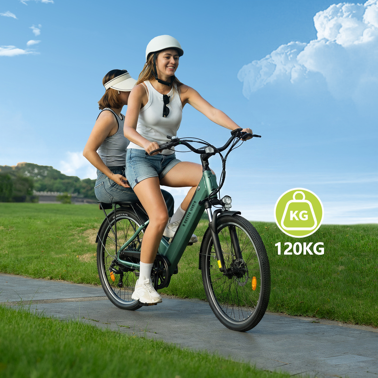 Zwei Frauen fahren mit einem grünen Elektrofahrrad auf einem Weg im Freien.
