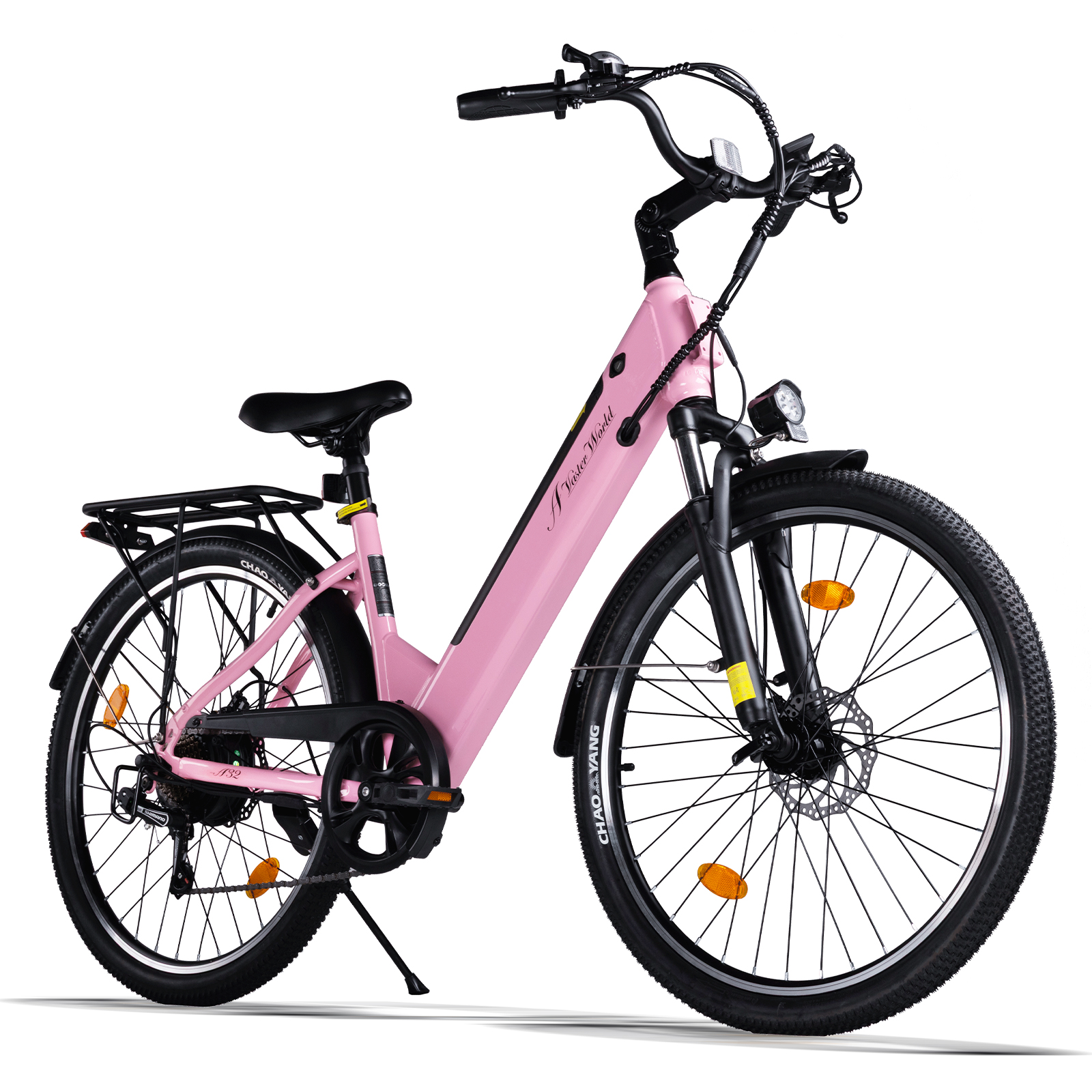 Una bici elettrica urbana rosa con dettagli neri, supporto per cestino anteriore e portapacchi su sfondo bianco.
