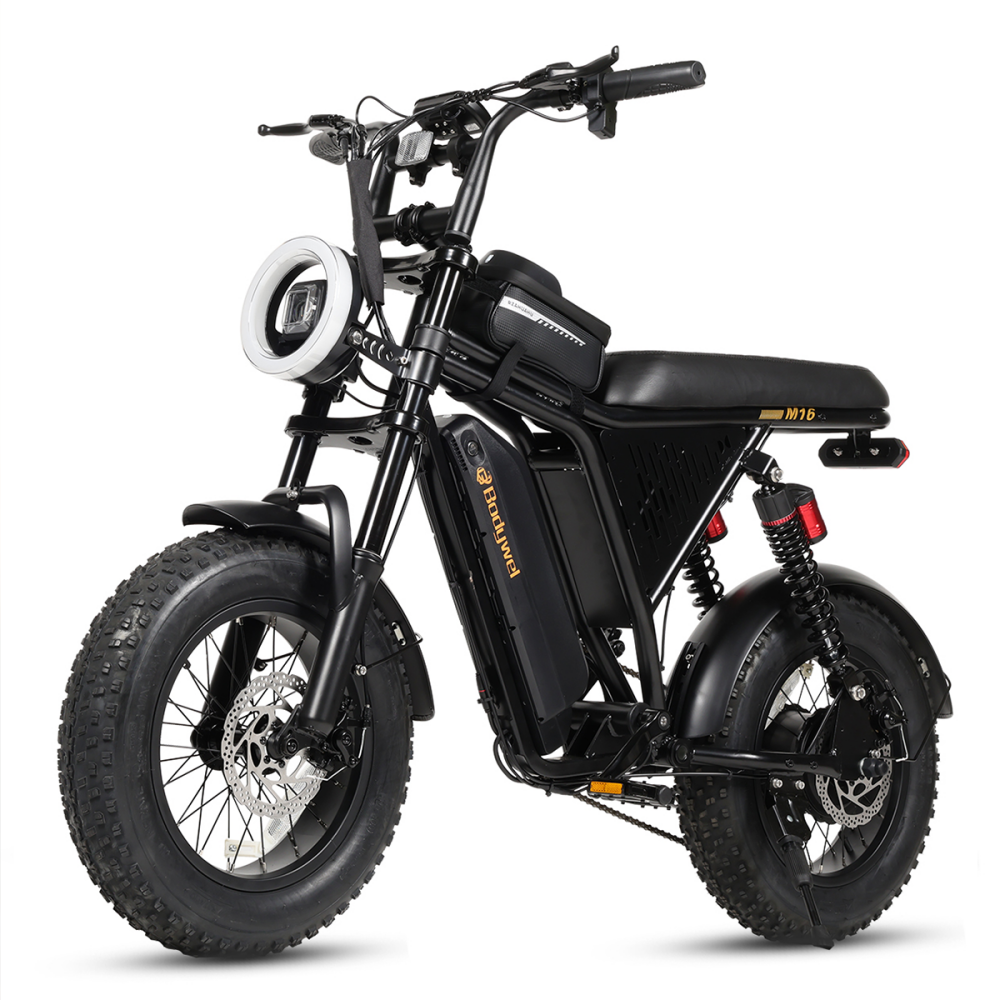 Czarny moped elektryczny z szerokimi oponami, okrągłą lampą przednią, torbą na ramę i podwójnym zawieszeniem.