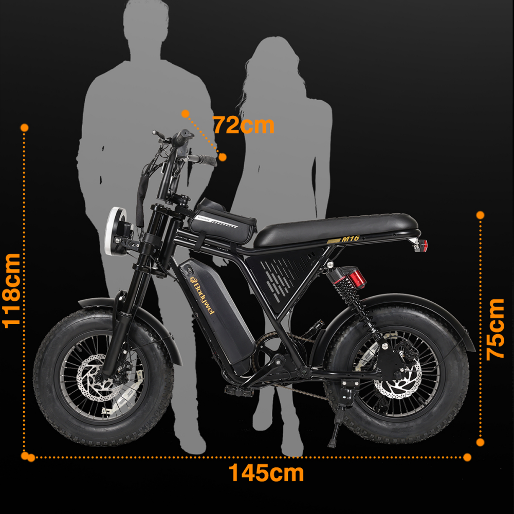 Czarny moped elektryczny z szerokimi oponami, akumulatorem i wymiarami na tle sylwetek.