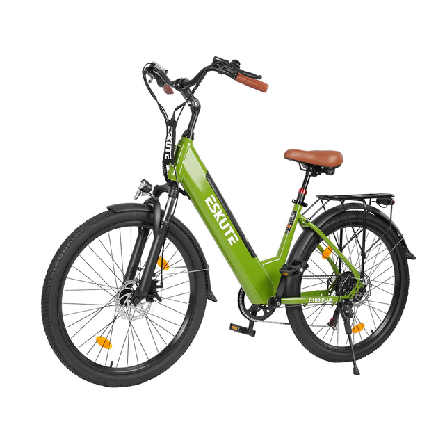 Zielony rower elektryczny z brązowym siodełkiem i czarnymi oponami na białym tle.
