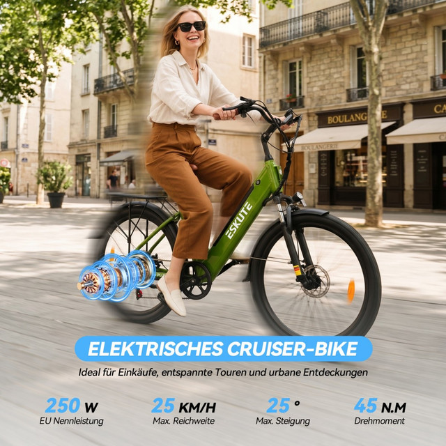 Uśmiechnięta blondynka jedzie na zielonym elektrycznym rowerze miejskim.
