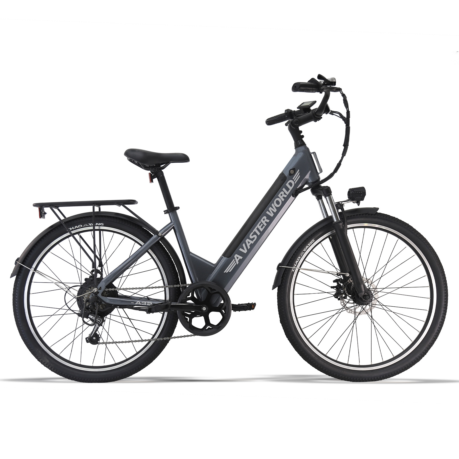 Una moderna bicicletta elettrica grigia con telaio ribassato, parafanghi e portapacchi su sfondo bianco.
