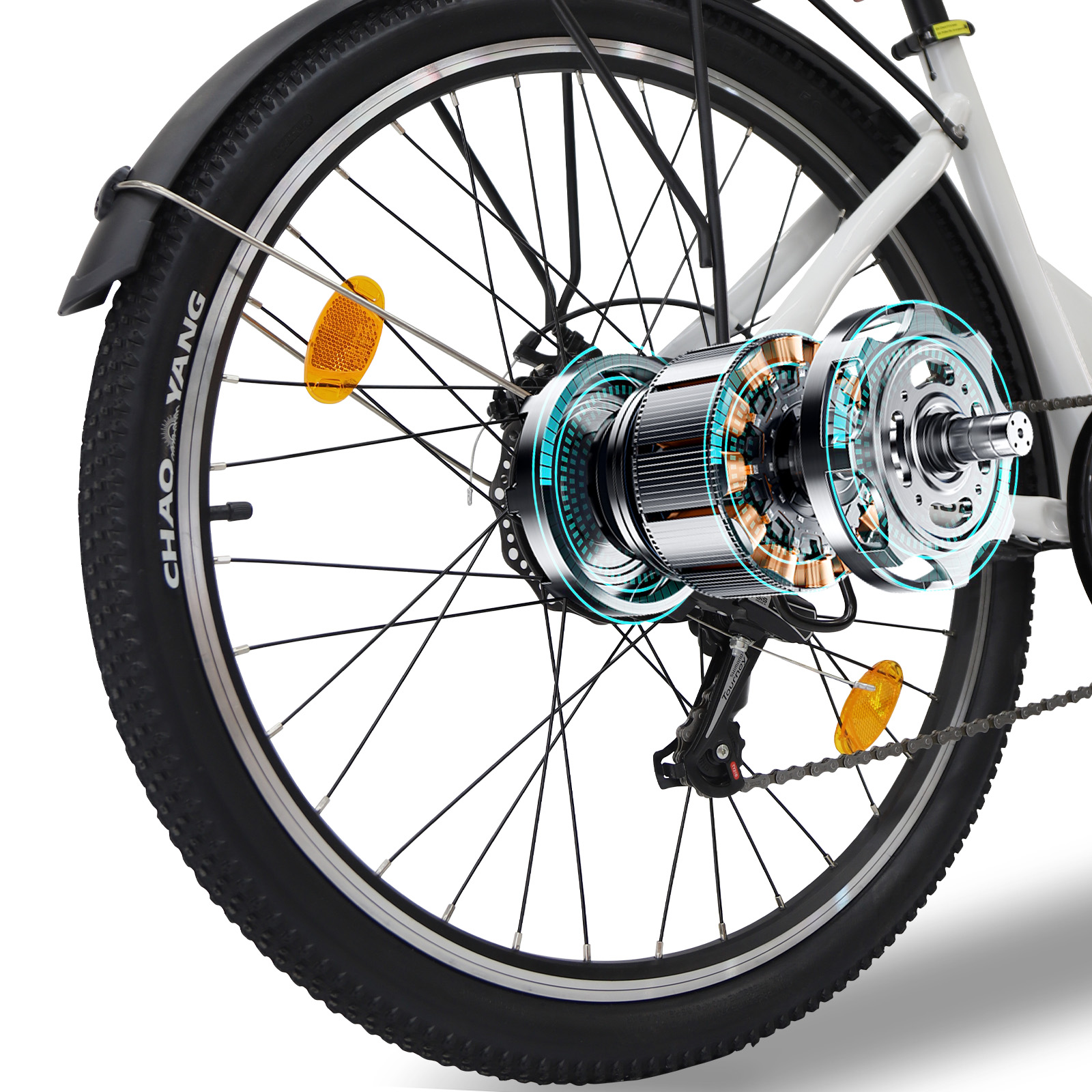 Primo piano della ruota posteriore di una e-bike con motore elettrico integrato e grafica blu su sfondo bianco.