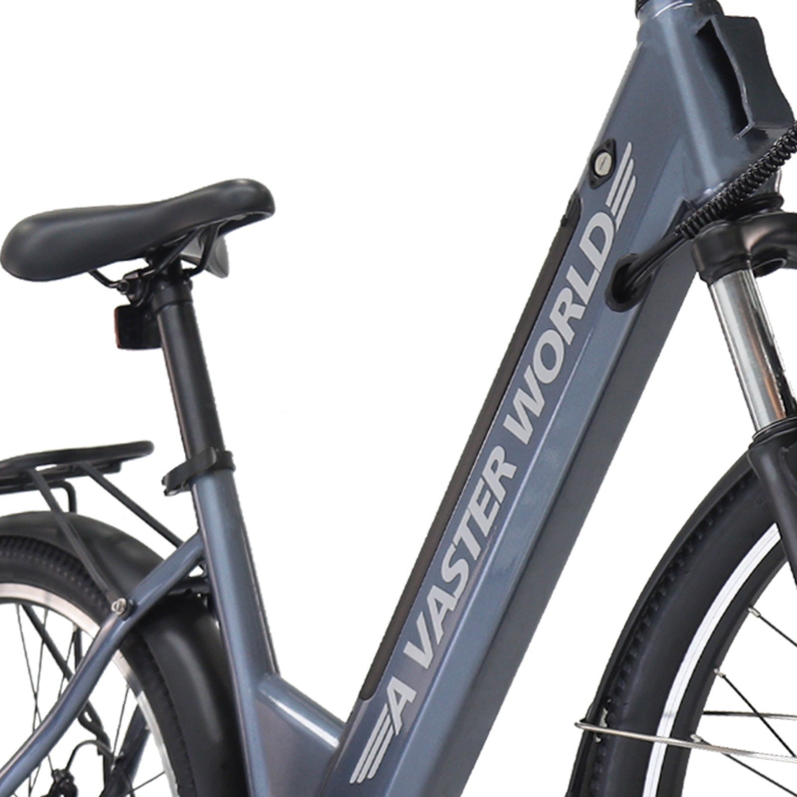 Primo piano di un telaio di bicicletta elettrica grigia con la scritta "A VASTER WORLD" sulla barra diagonale, sella e forcella.