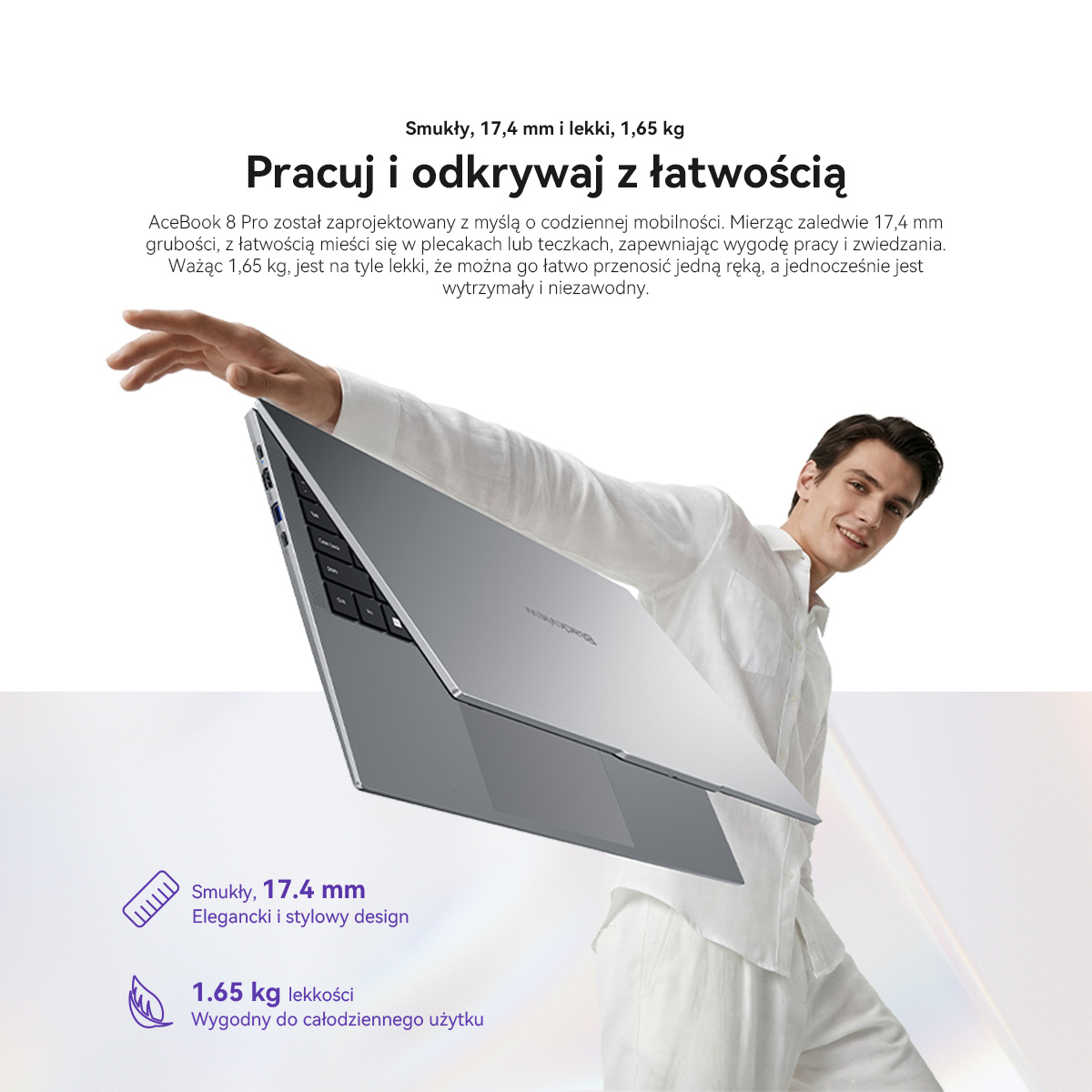 Uśmiechnięty mężczyzna w białym ubraniu bez wysiłku trzyma w jednej ręce srebrny laptop, w tle teksty i ikony.