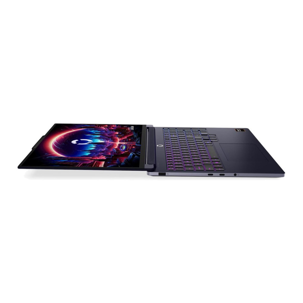 Otwarty, ciemnoszary laptop z podświetlanym ekranem i klawiaturą na białym tle.