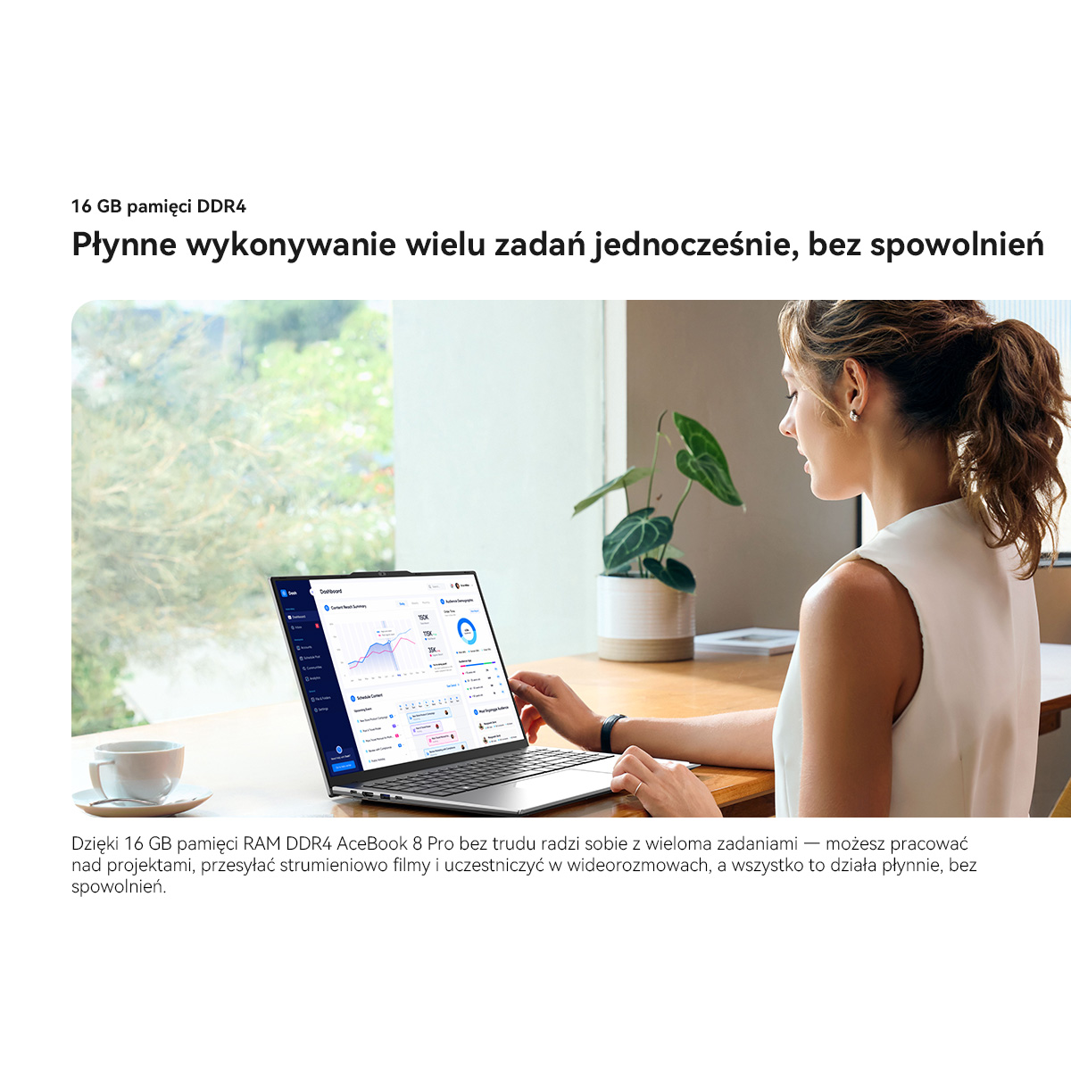 Kobieta pracująca na laptopie przy drewnianym biurku z rośliną w doniczce i filiżanką.