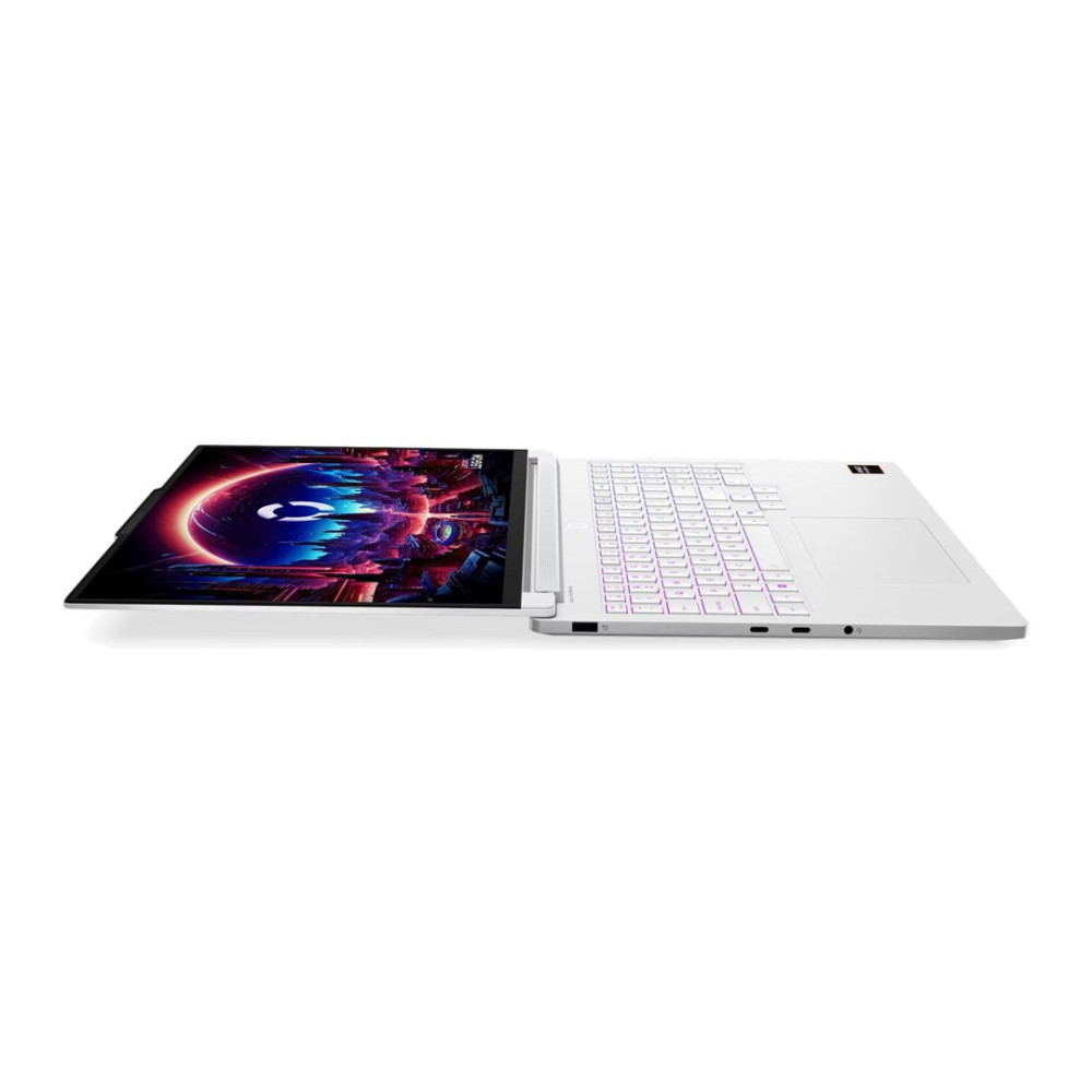 Biały laptop z kolorową abstrakcyjną tapetą jest otwarty na białej powierzchni, widoczny z boku.
