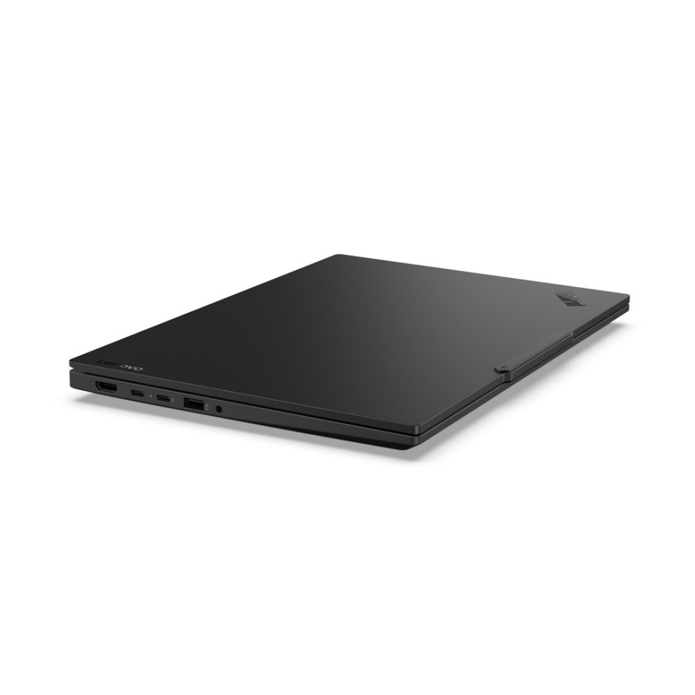 Zamknięty czarny laptop Lenovo spoczywa na białej powierzchni, pokazując porty z boku.