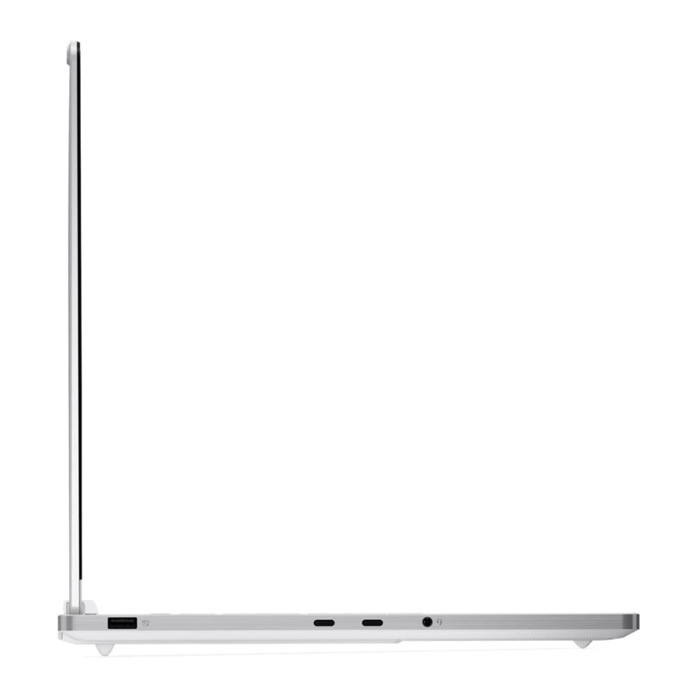 Widok z boku srebrnego laptopa z portami USB i gniazdem audio na białym tle.