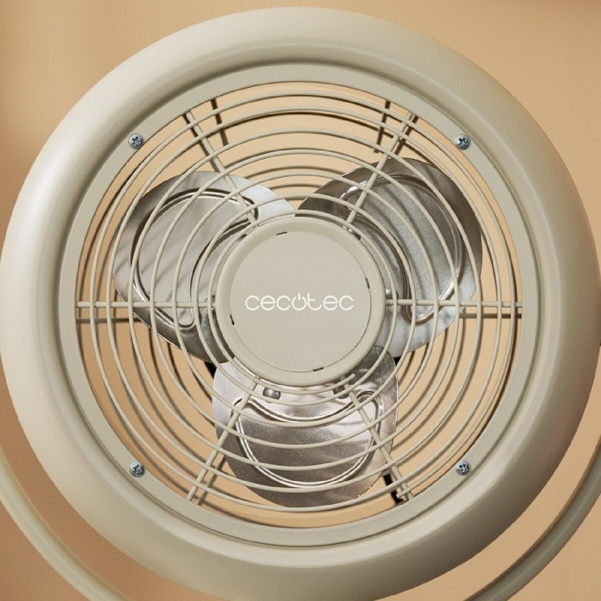 Un ventilatore a piantana beige con pale argentate e logo Cecotec.