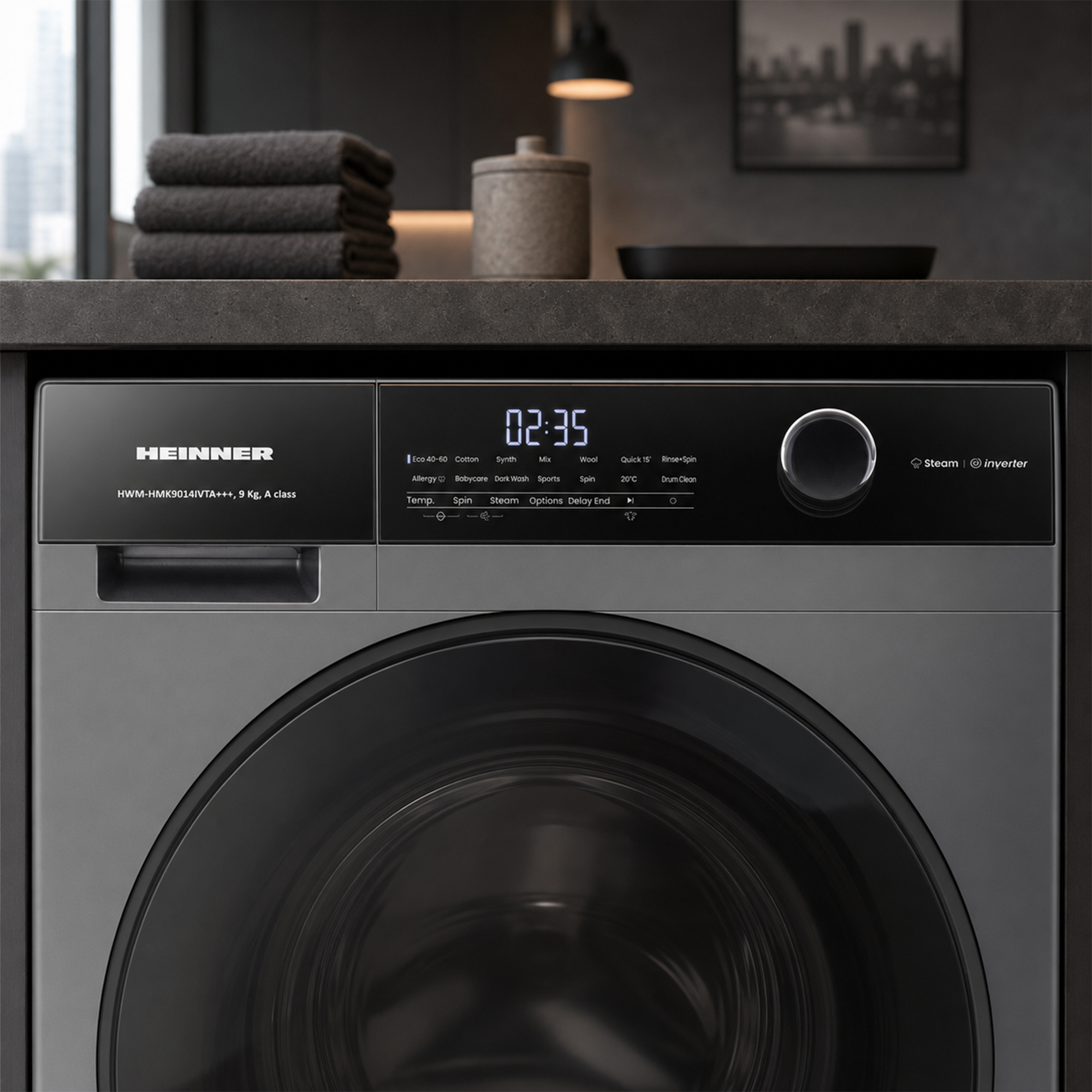 Machine à laver noire moderne Heinner avec affichage numérique et cadran sur un plan de travail sombre.