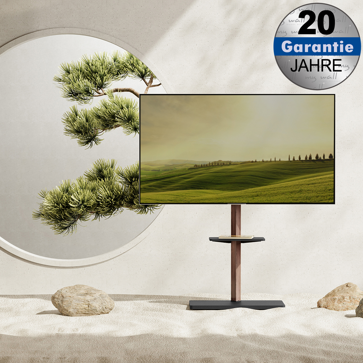 Ein TV-Ständer mit Holzsäule auf Sand vor einer Wand, mit Bonsai im runden Fenster und einem 20-Jahre-Garantie-Siegel.