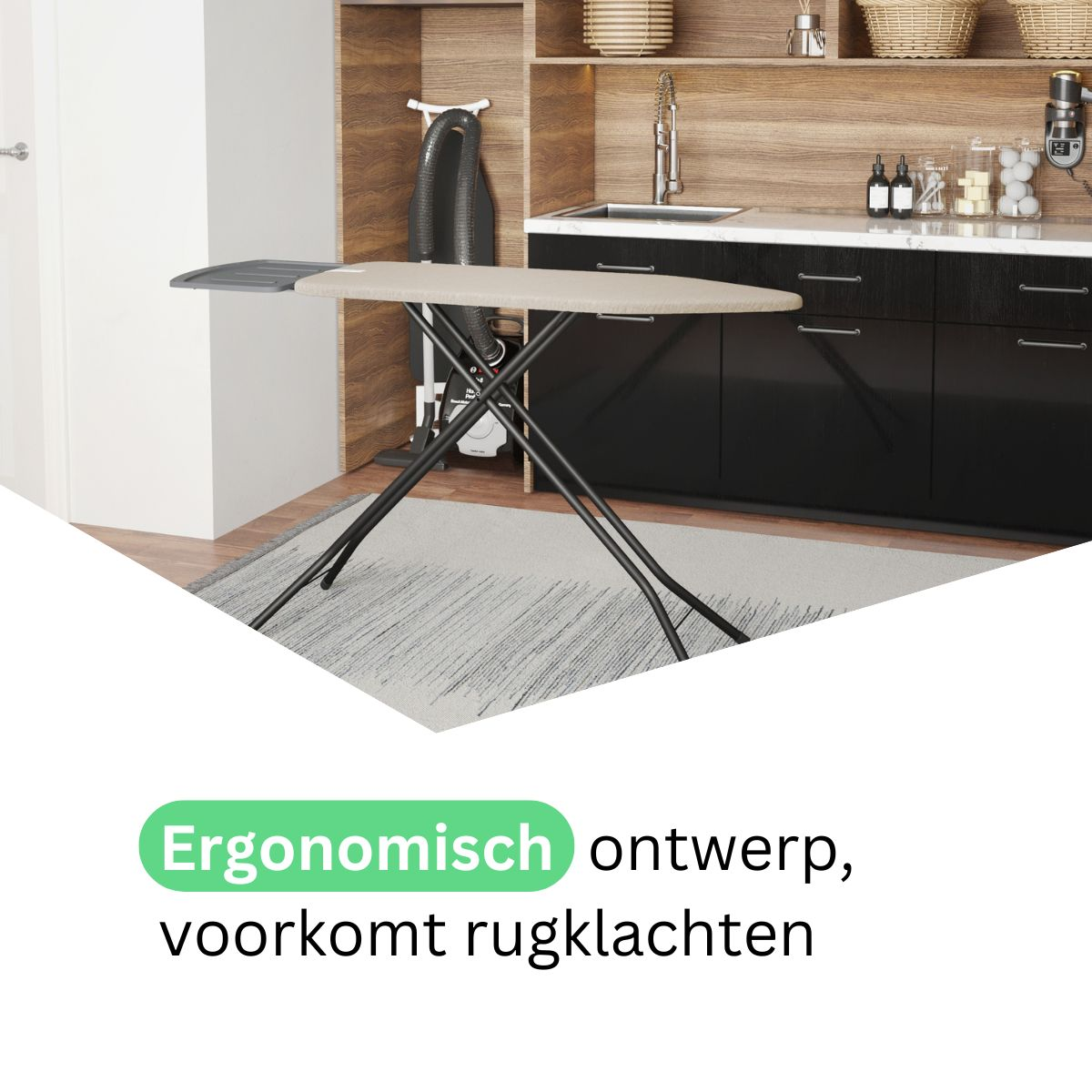 Een strijkplank staat op een vloerkleed in een keuken met zwarte kasten.