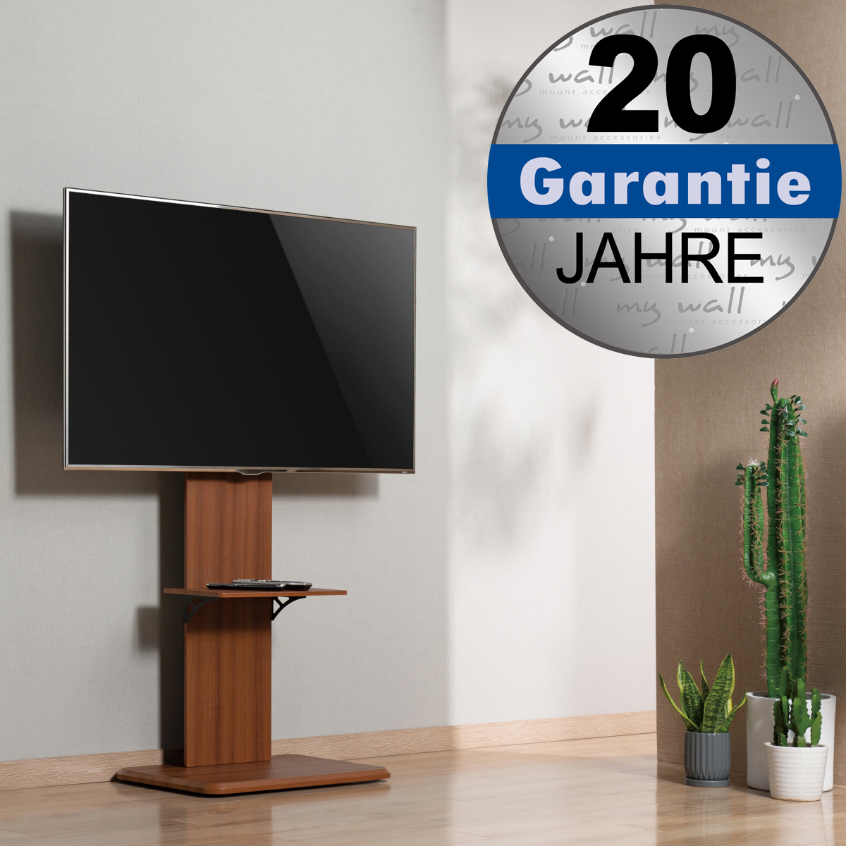 Flachbildfernseher auf Holzständer an einer Wand, mit Topfpflanzen und einem 20 Jahre Garantie-Siegel.