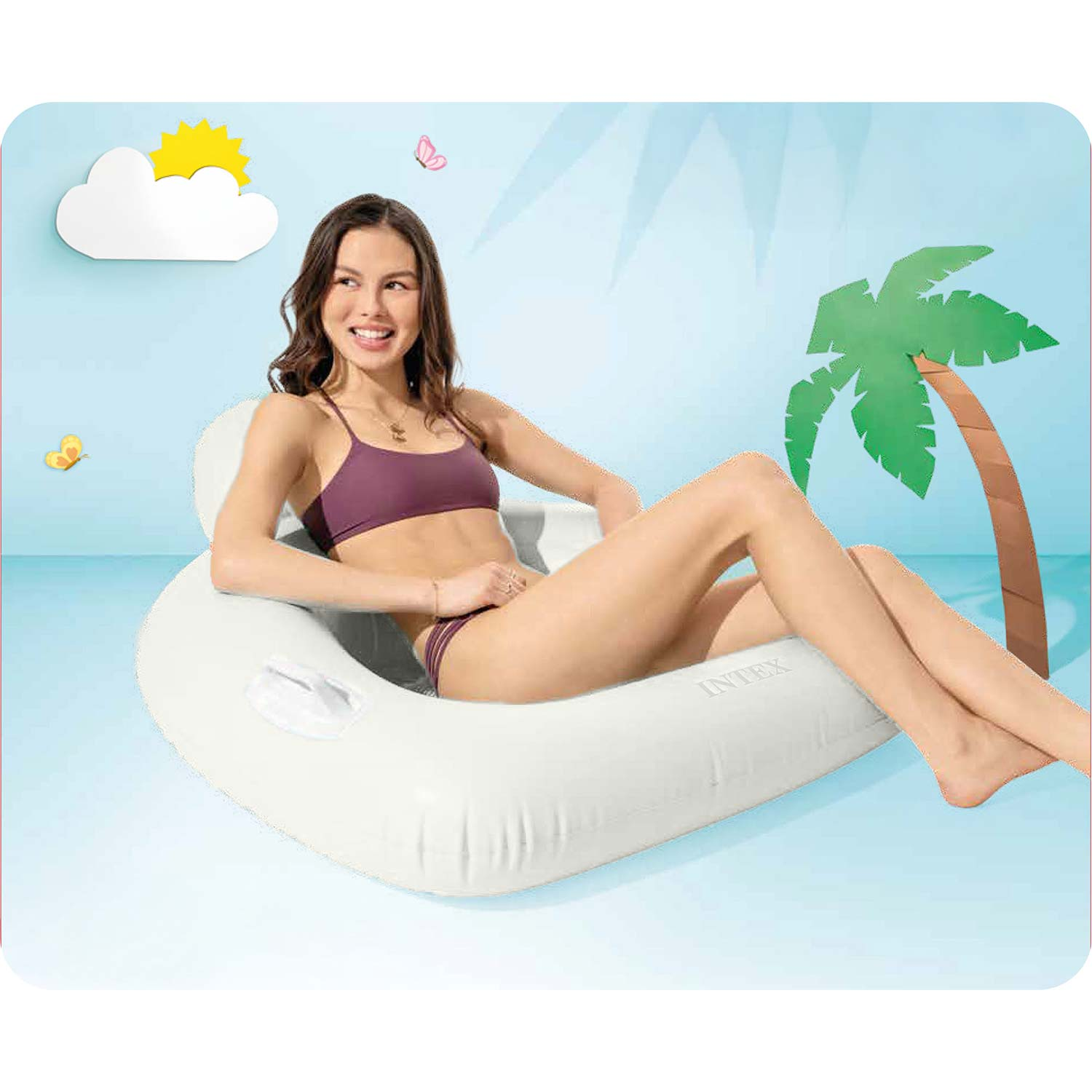 Kobieta w fioletowym bikini siedzi na białym dmuchanym materacu w letniej scenografii z palmą.