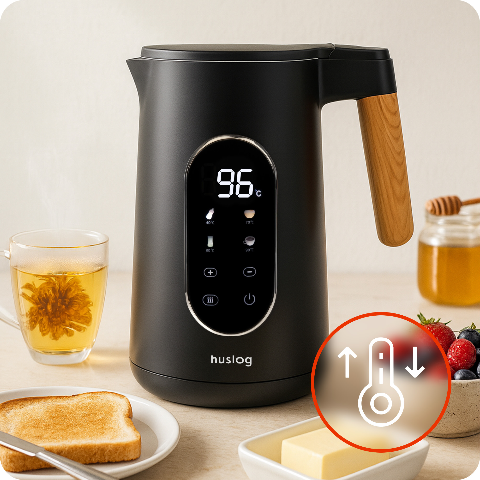 Czarny czajnik elektryczny z drewnianą rączką, wyświetlacz 96C, tost, herbata, miód i masło w pobliżu.