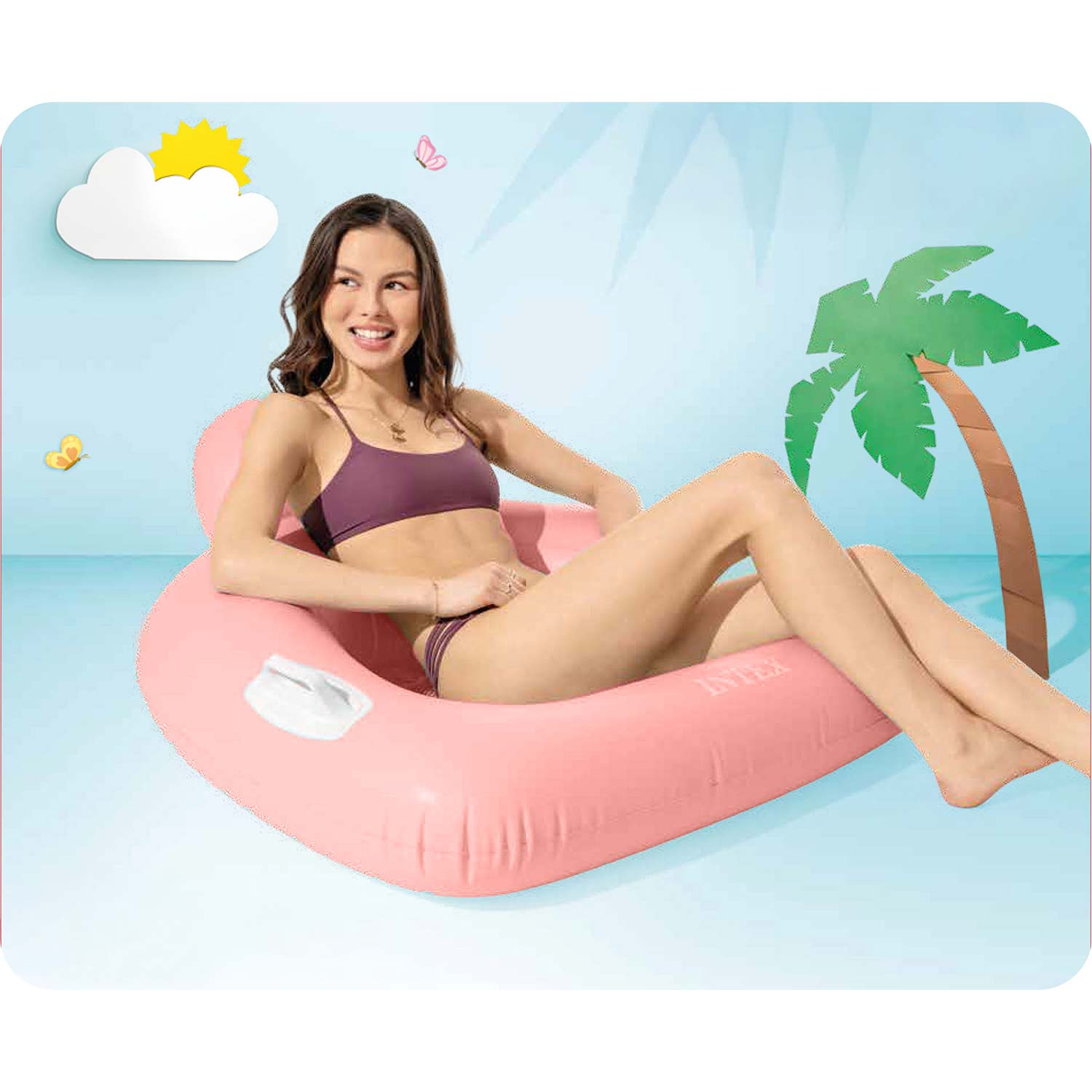 Uśmiechnięta kobieta w fioletowym bikini relaksuje się na różowym materacu na tle plaży.