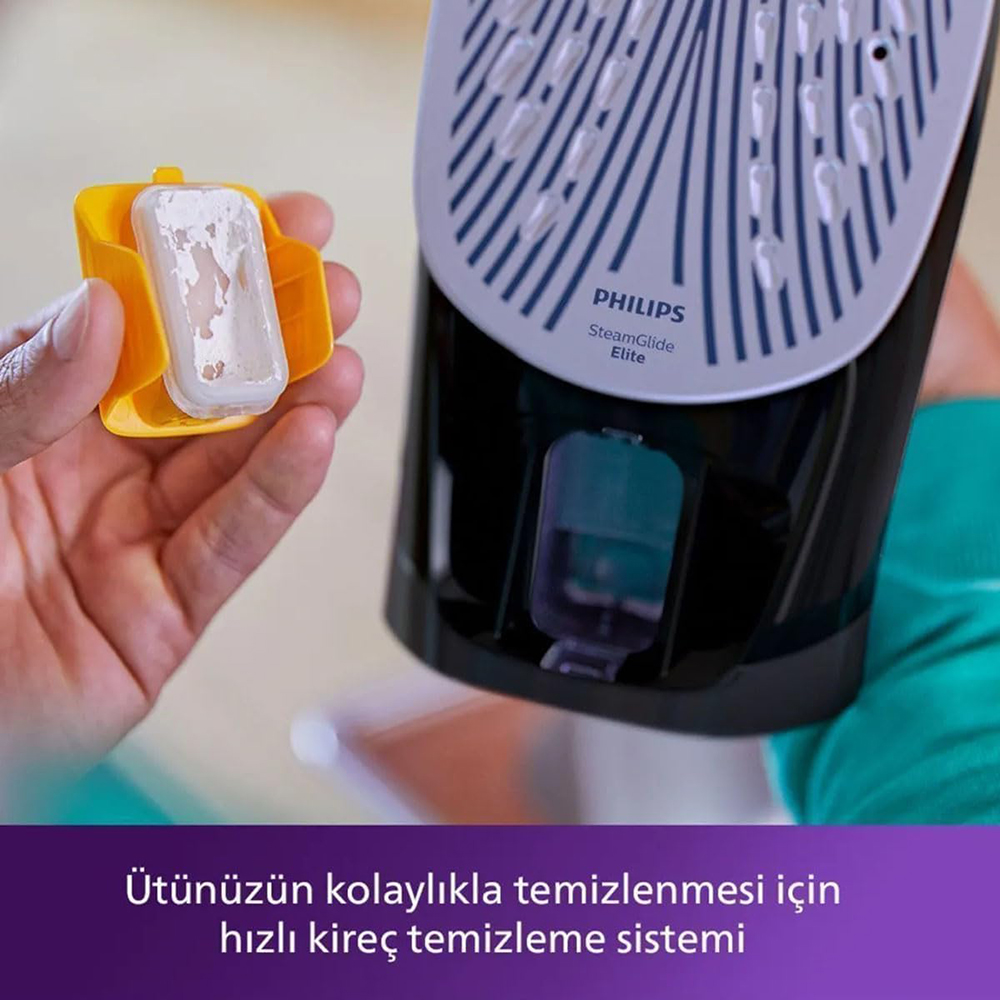 Bir el, kireç kalıntılı sarı bir Philips ütü kireç toplama kabını tutuyor.