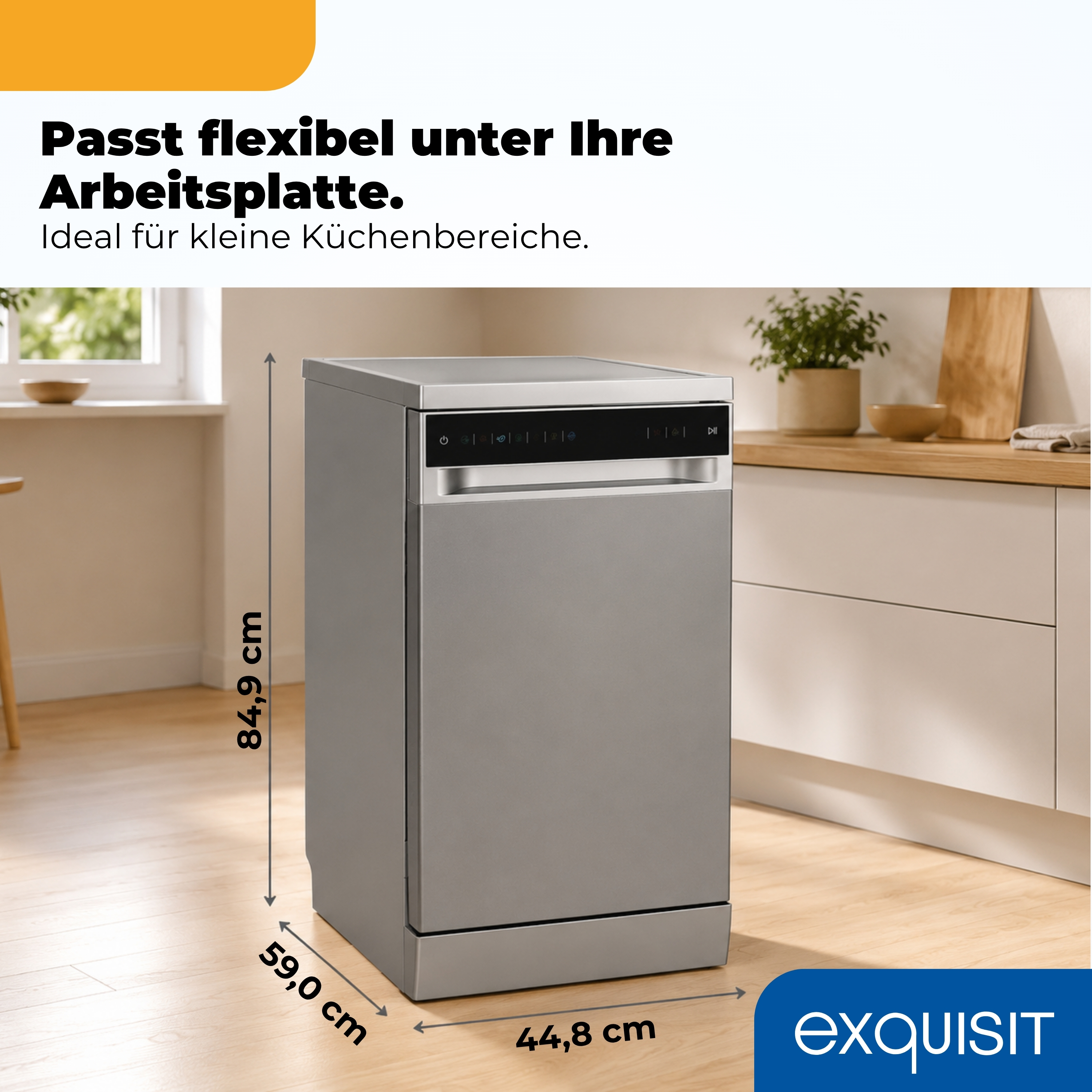Freistehende silberne Spülmaschine in einer hellen Küche mit Größenangaben in cm.