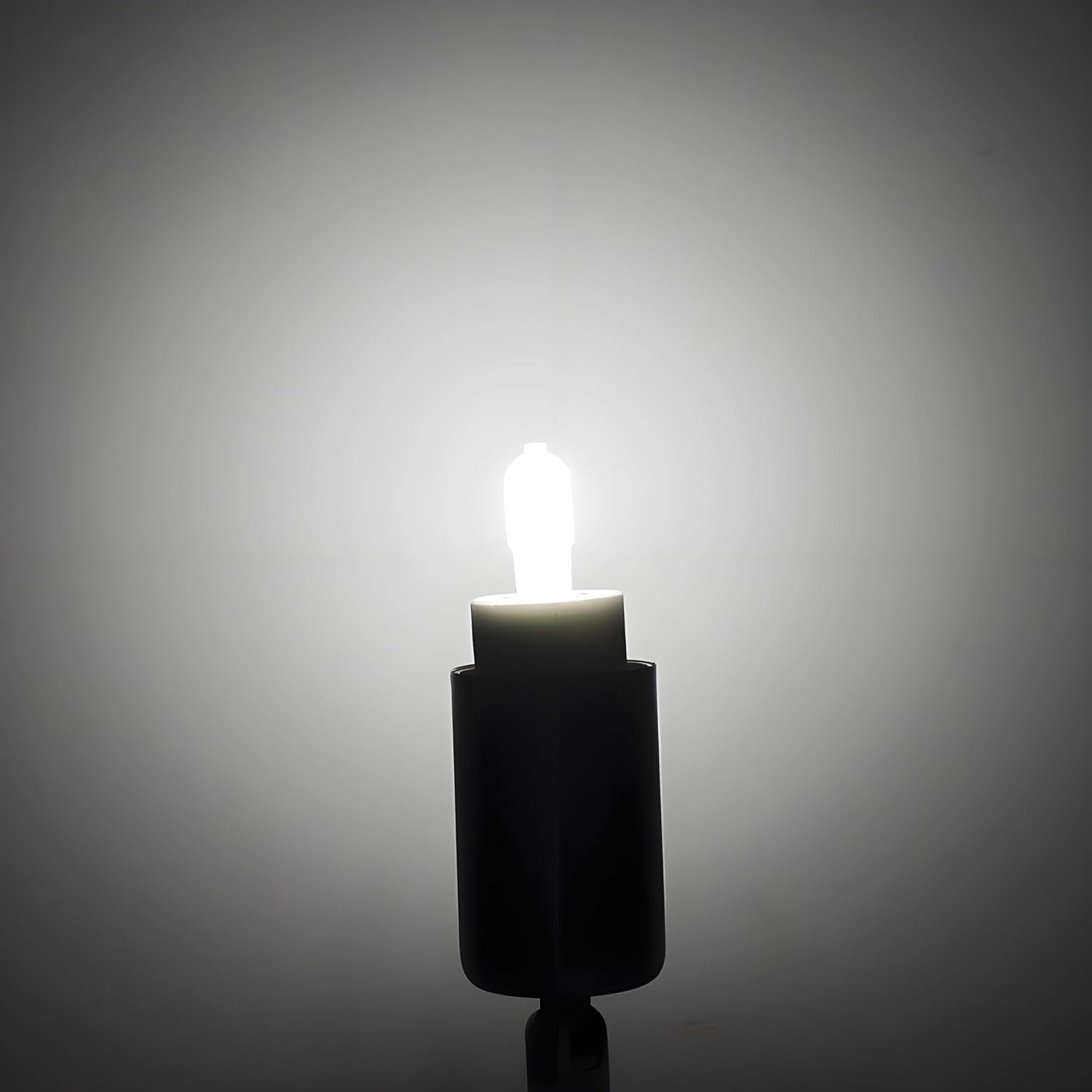 Eine glühende Glühbirne leuchtet hell vor einem schlichten Farbverlaufshintergrund.