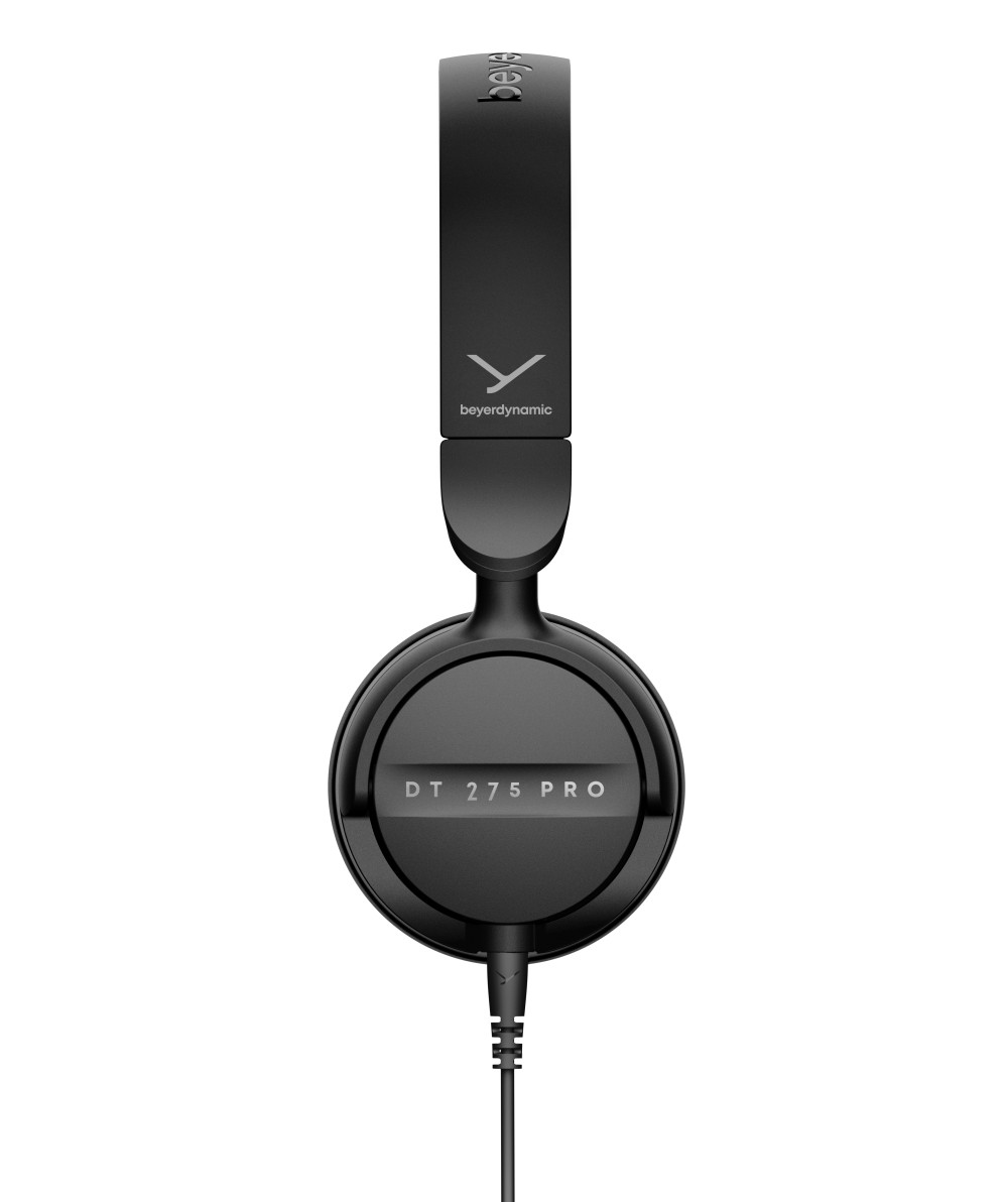 Schwarze Beyerdynamic DT 275 PRO Kopfhörer auf weißem Hintergrund mit Kabel.