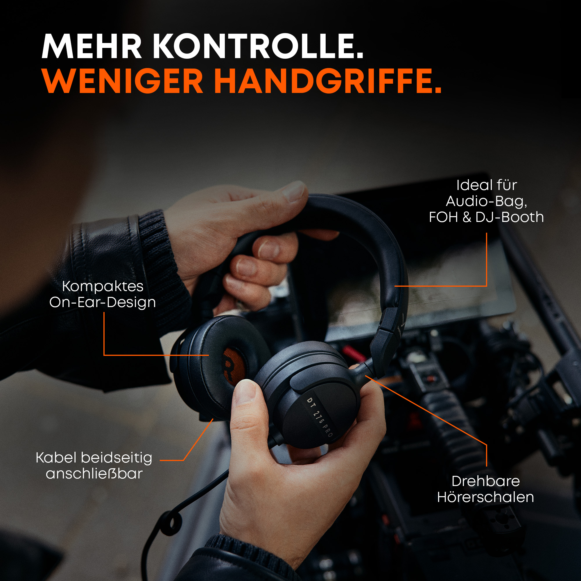 Person hält schwarze On-Ear-Kopfhörer mit deutscher Beschriftung der Produktmerkmale.