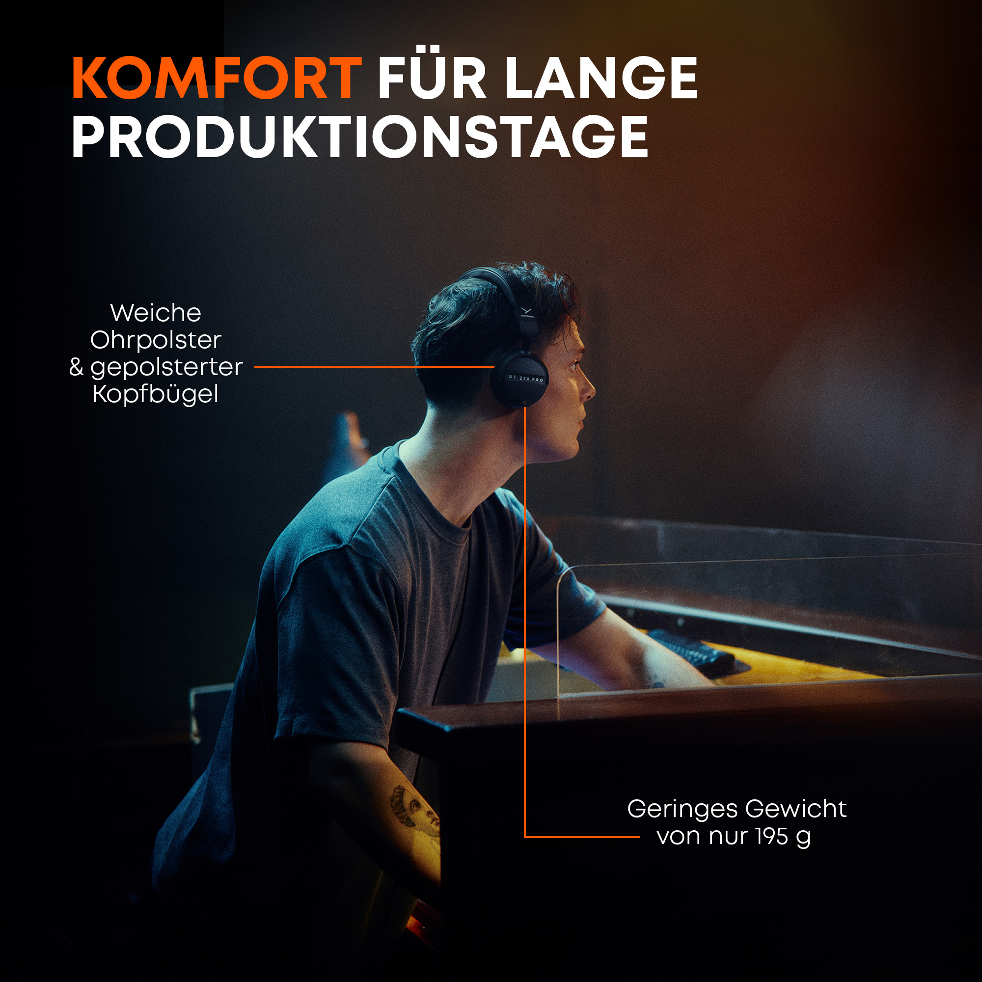 Ein Mann im Studio trägt Kopfhörer und arbeitet an einem Mischpult, umgeben von Texten über Komfort.