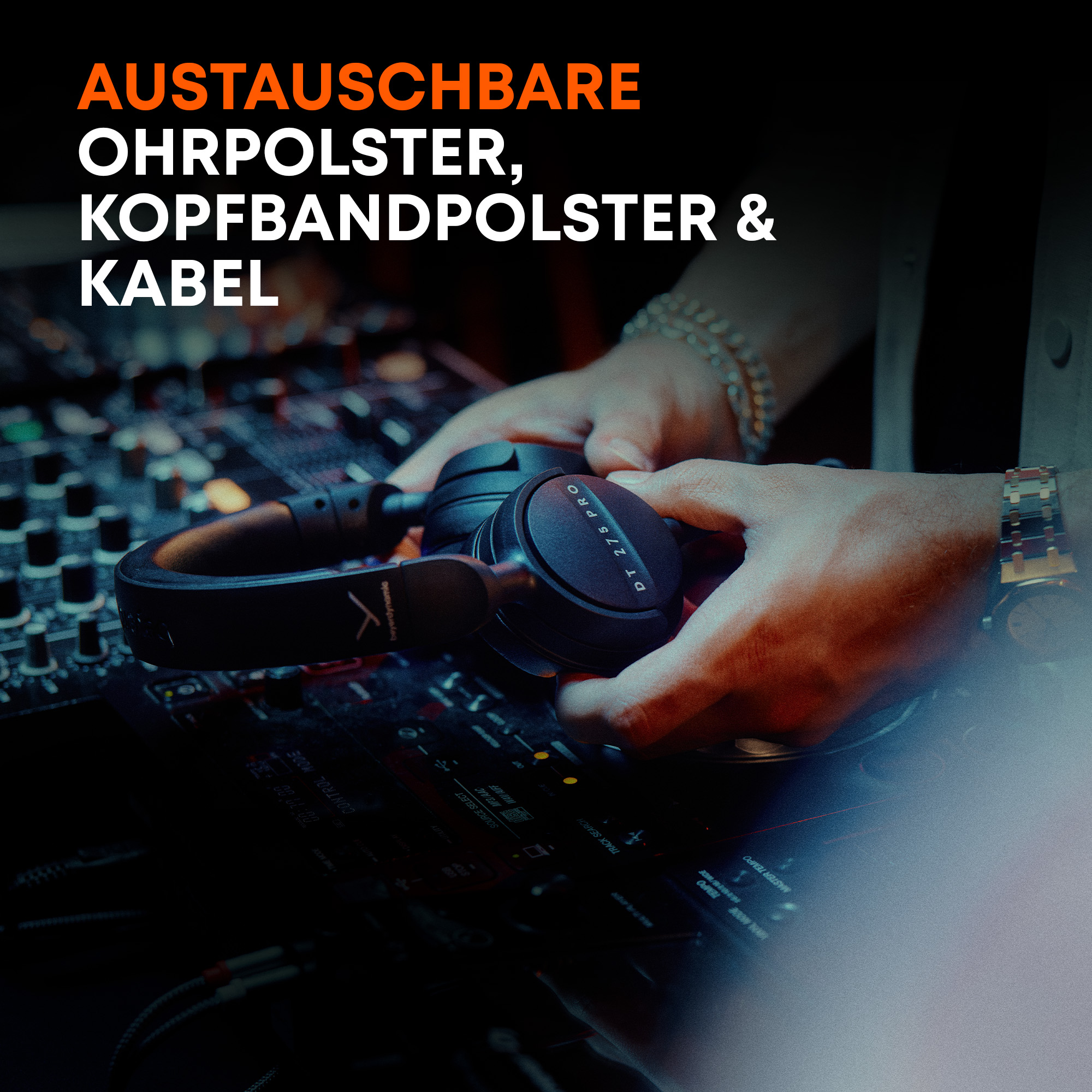 Ein DJ hält DT 275 PRO Kopfhörer über einem Mischpult, mit Text darüber.