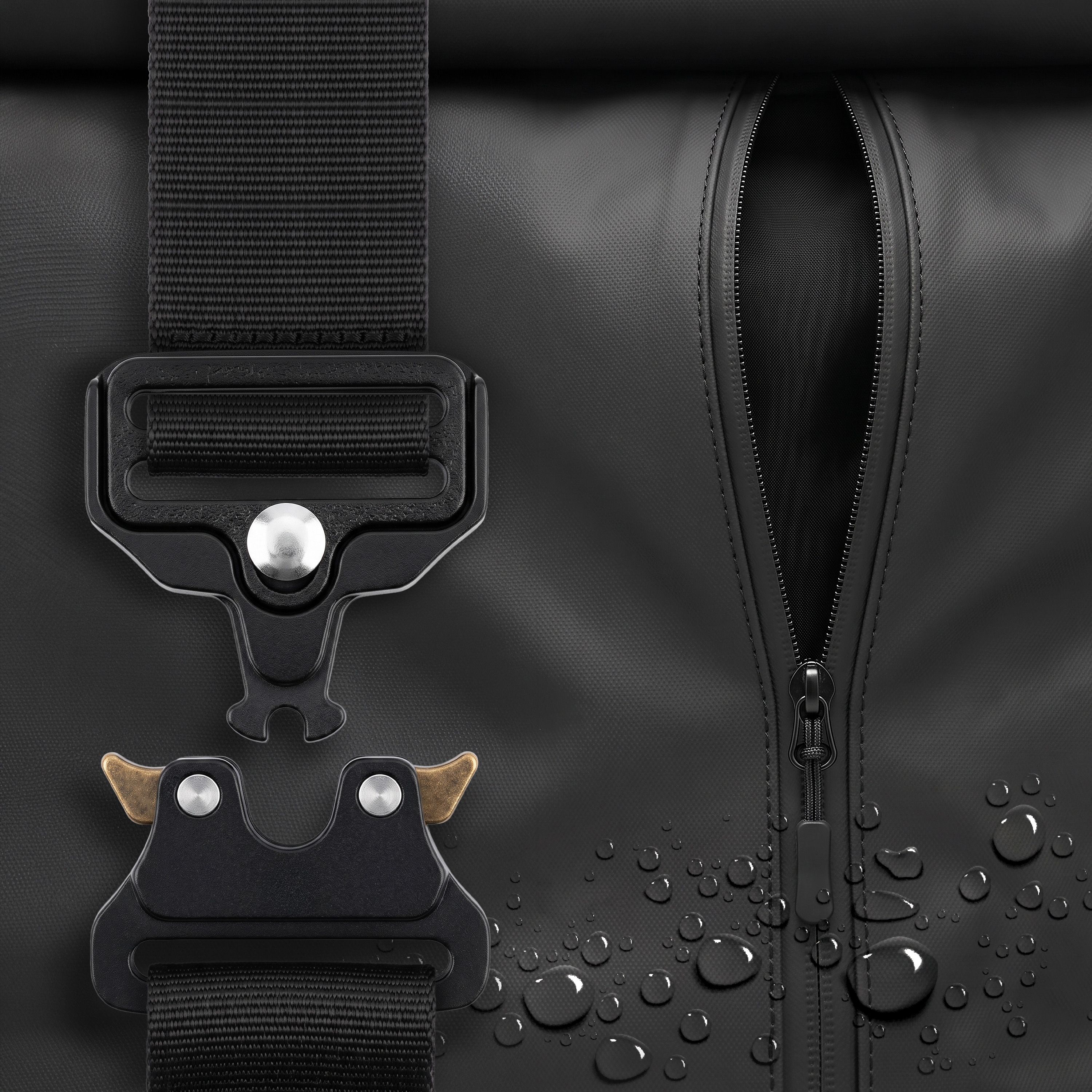 Nahaufnahme einer schwarzen wasserdichten Tasche mit schwarzer Schnalle und Reißverschlusstasche mit Wassertropfen.