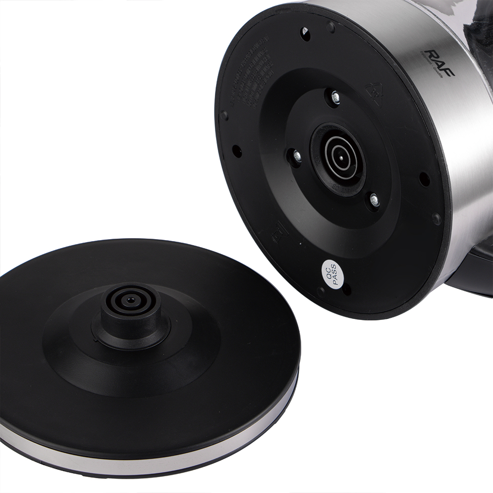 Unterseite eines elektrischen Wasserkochers mit Metallrand und separatem schwarzen Sockel.