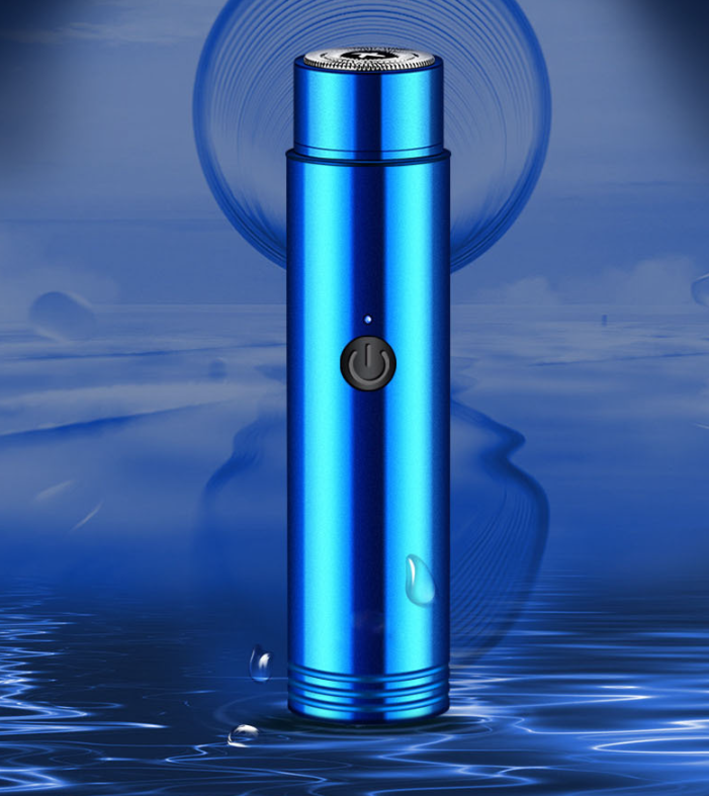 Ein blauer zylindrischer Elektrorasierer steht auf einer spiegelnden blauen Wasserfläche mit Wellenmuster im Hintergrund.
