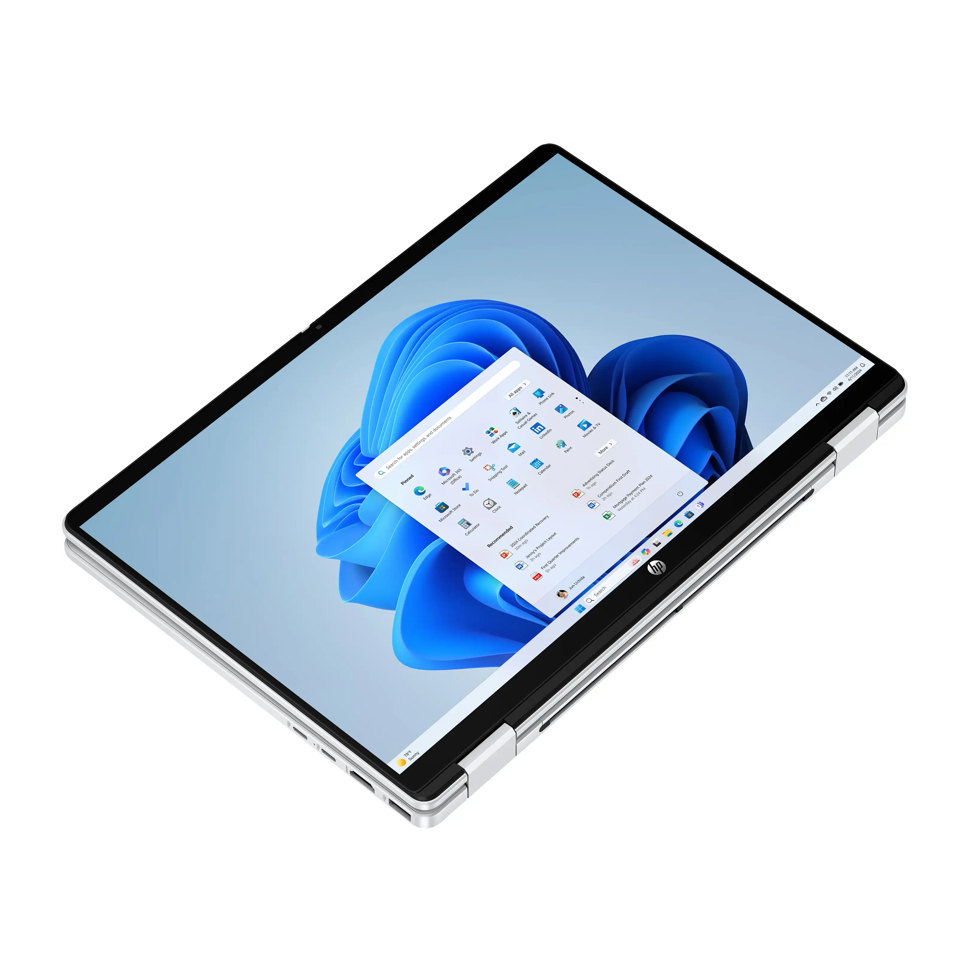 Laptop HP con menu Start di Windows 11 aperto sullo schermo, su sfondo bianco.