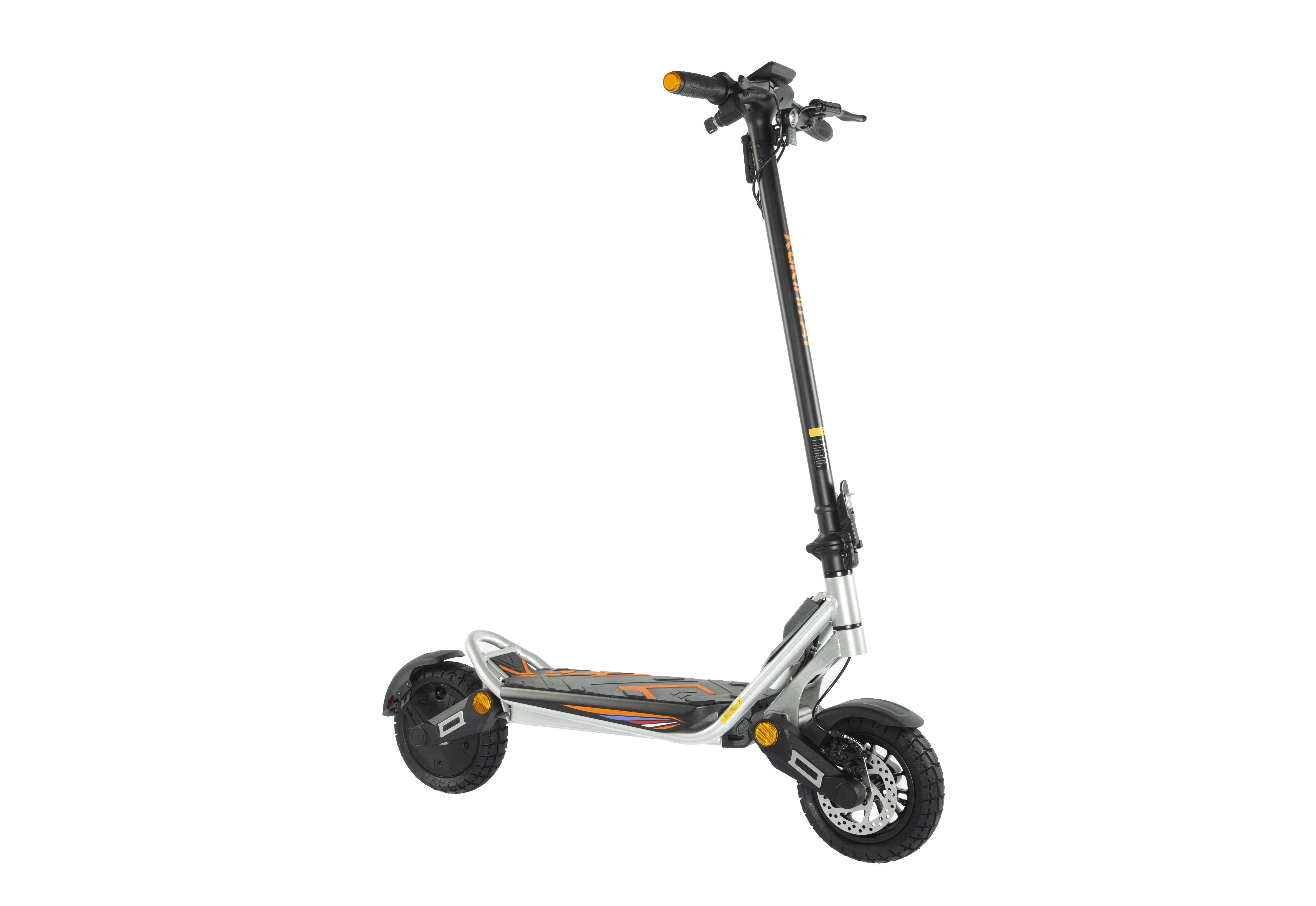 Ein schwarz-silberner E-Scooter mit breiten Reifen und Reflektoren vor weißem Hintergrund.