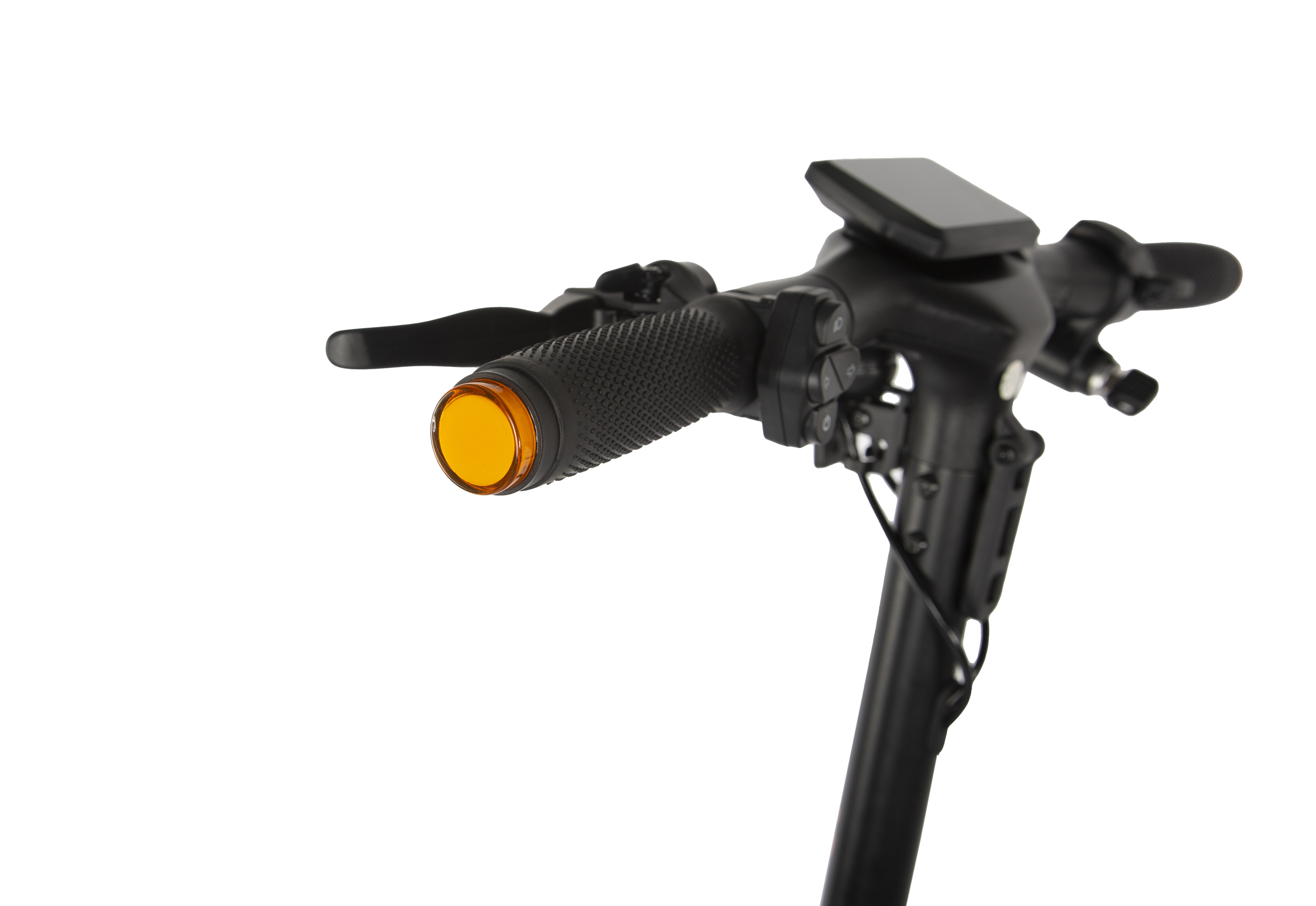 Schwarzer E-Scooter-Lenker mit Display, Bremshebeln und orangefarbenen Blinkern an den Griffen auf weißem Hintergrund.