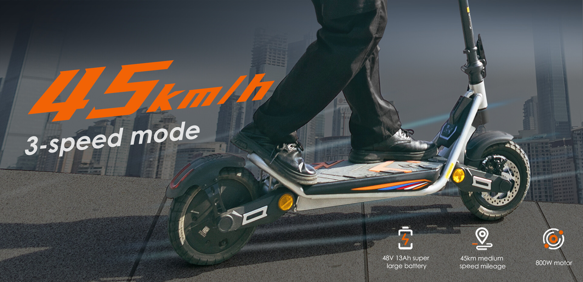 Eine Person fährt auf einem E-Scooter vor einer Stadtsilhouette mit technischen Details.