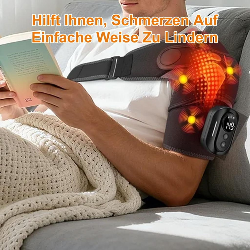 Ein Mann sitzt mit einer beheizten Schulterbandage auf dem Sofa und liest ein Buch.