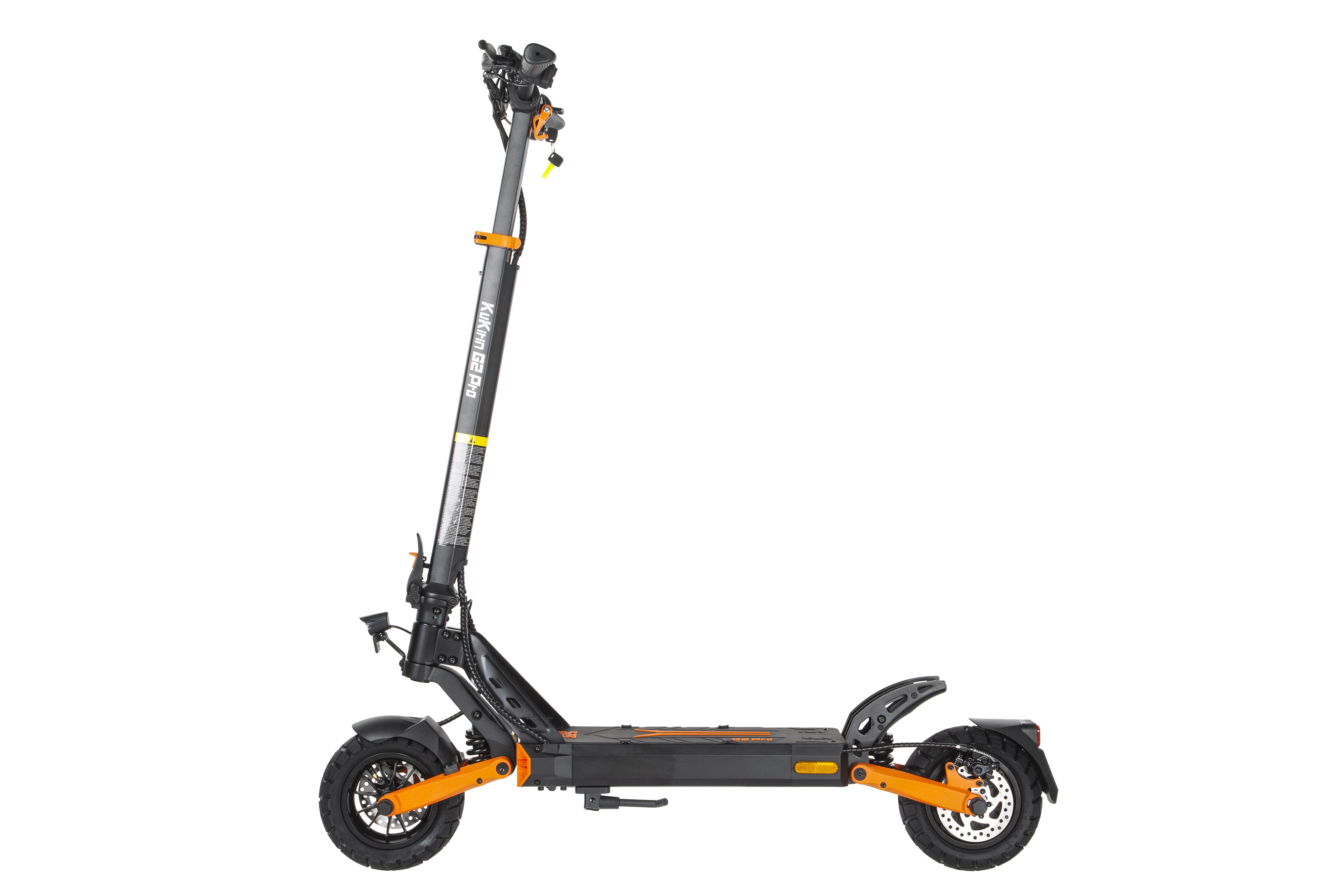 Ein grauer und oranger E-Scooter mit großen Reifen und Scheibenbremsen steht vor weißem Hintergrund.