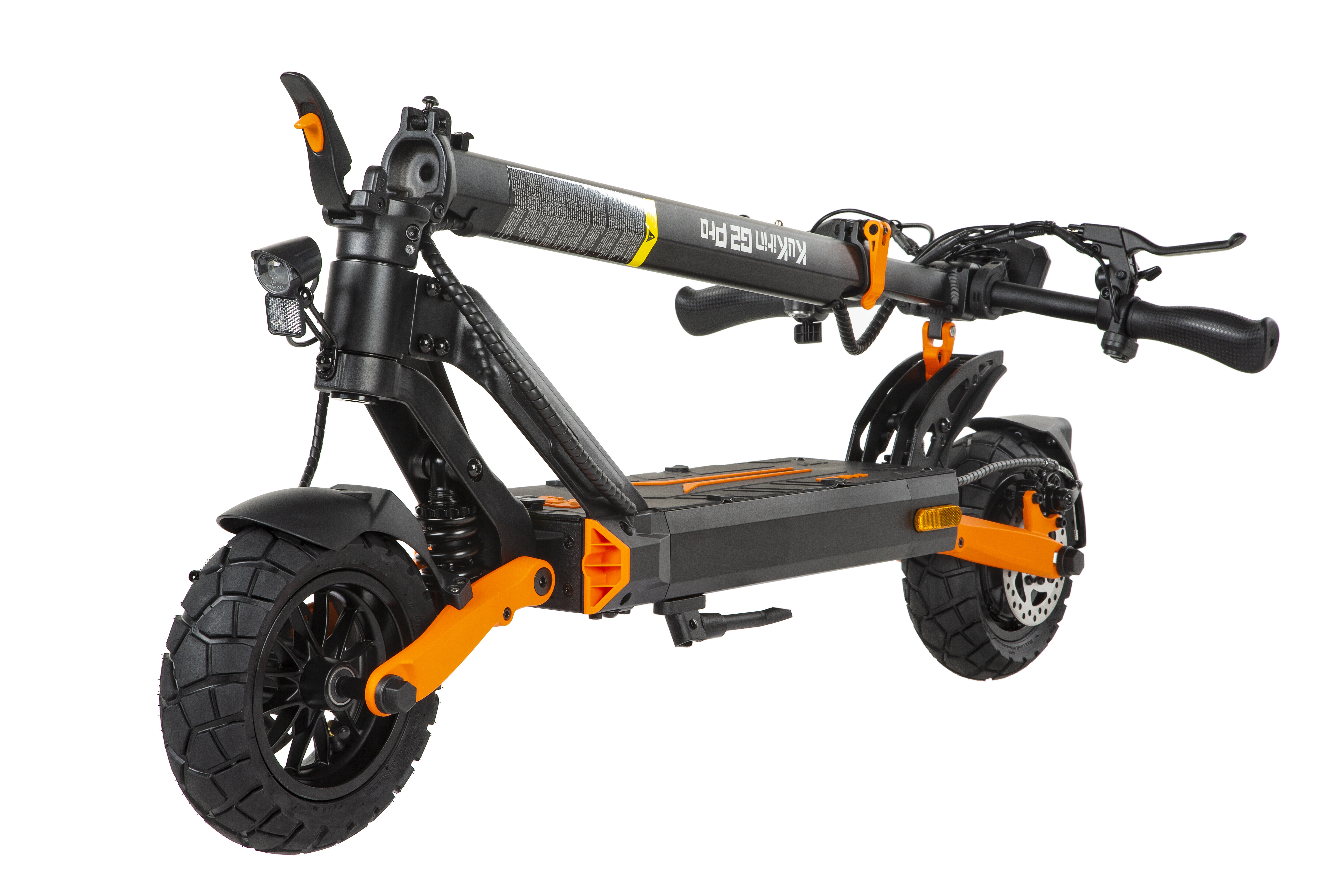 Ein schwarzer E-Scooter mit orangen Akzenten, dicken Reifen und zusammengeklapptem Lenker auf weißem Hintergrund.