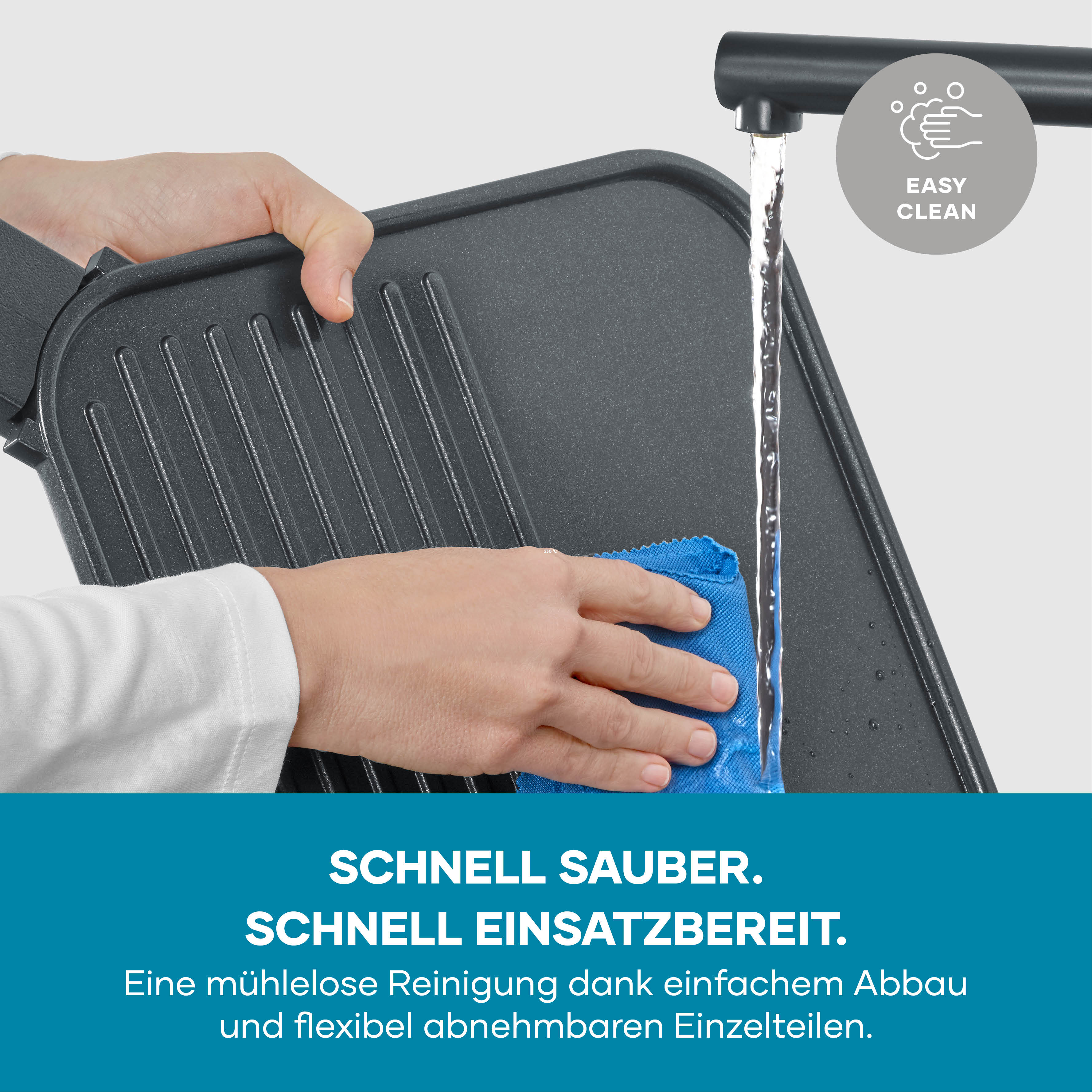 Hände reinigen eine schwarze Grillplatte unter fließendem Wasser mit einem blauen Tuch.