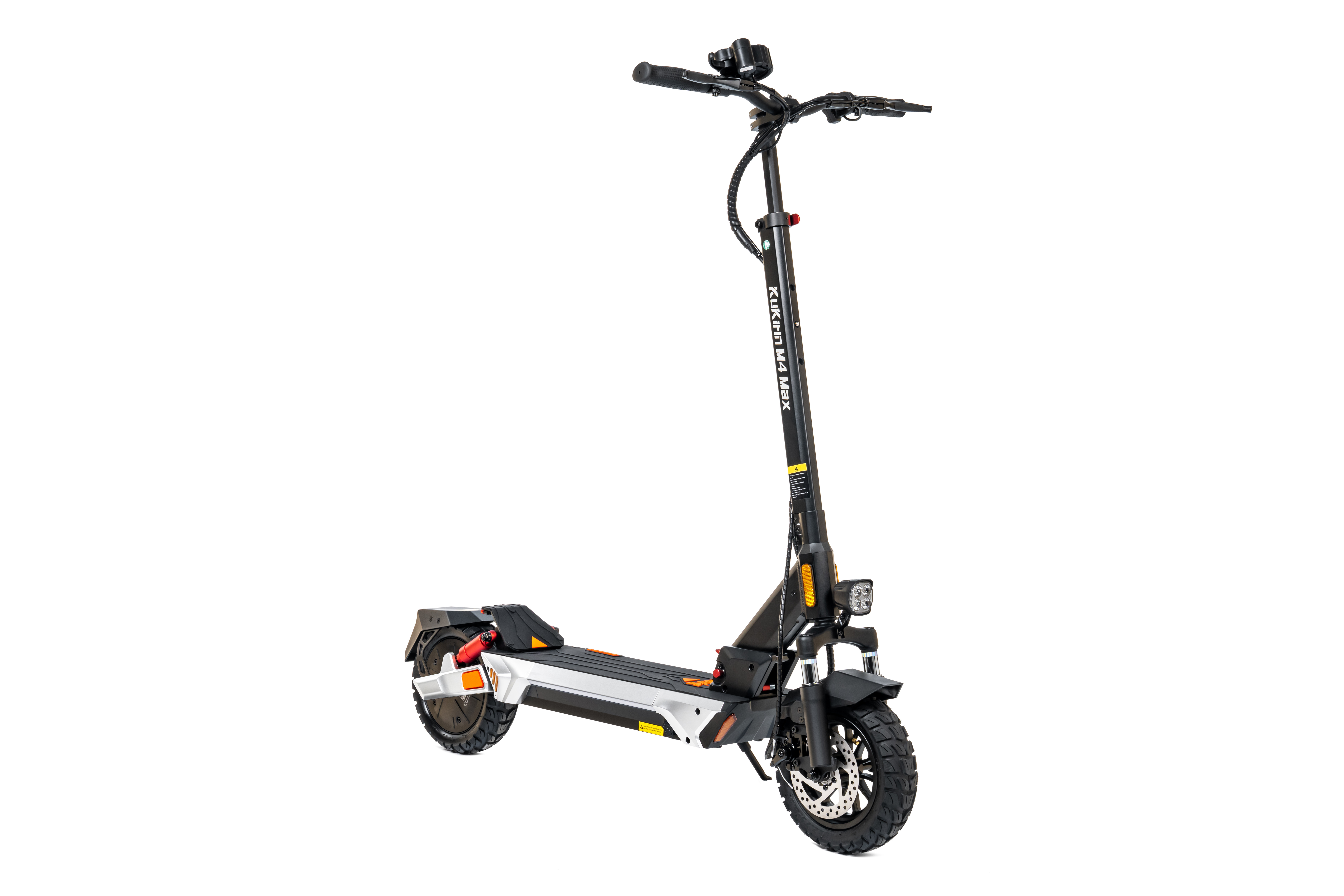 Ein schwarzer Elektro-Scooter mit breitem Deck, Frontscheinwerfer und grobstolligen Reifen auf weißem Hintergrund.