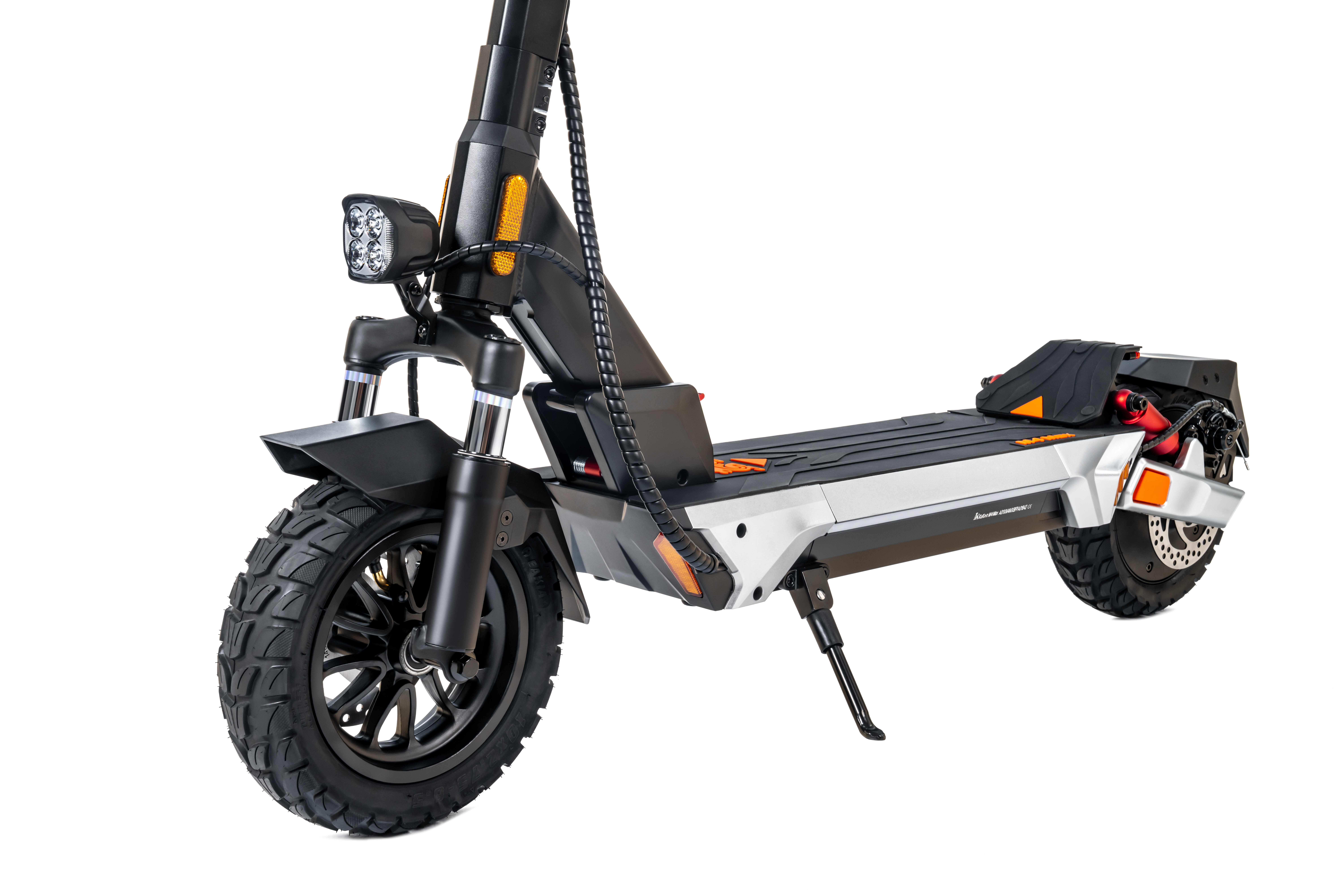 Ein schwarzer Elektroscooter mit grobstolligen Reifen, LED-Scheinwerfer und Ständer auf weißem Hintergrund.