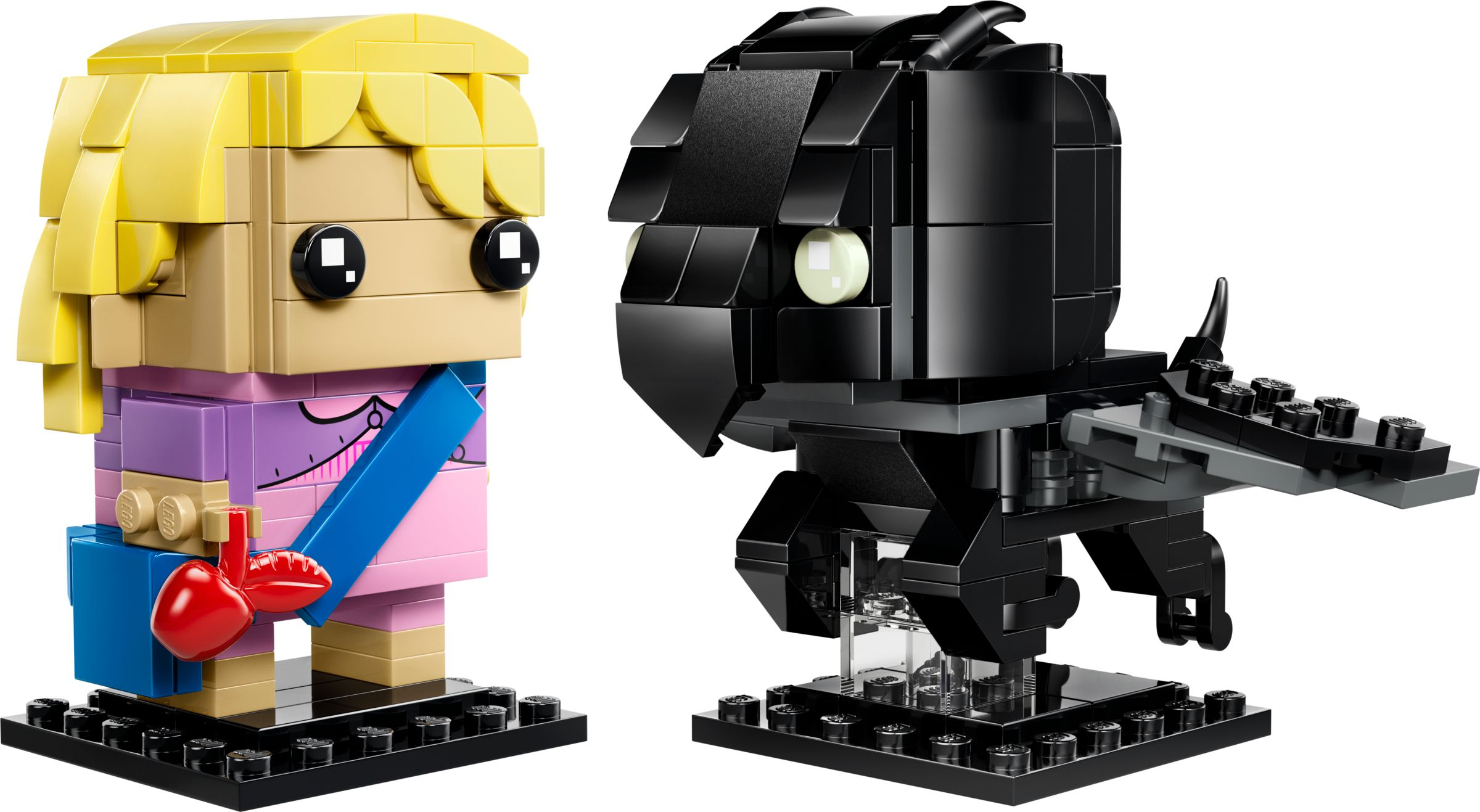 Zwei LEGO-BrickHeadz-Figuren: Eine blondhaarige Frau in Rosa und ein schwarzer Rabe stehen auf schwarzen Sockeln.