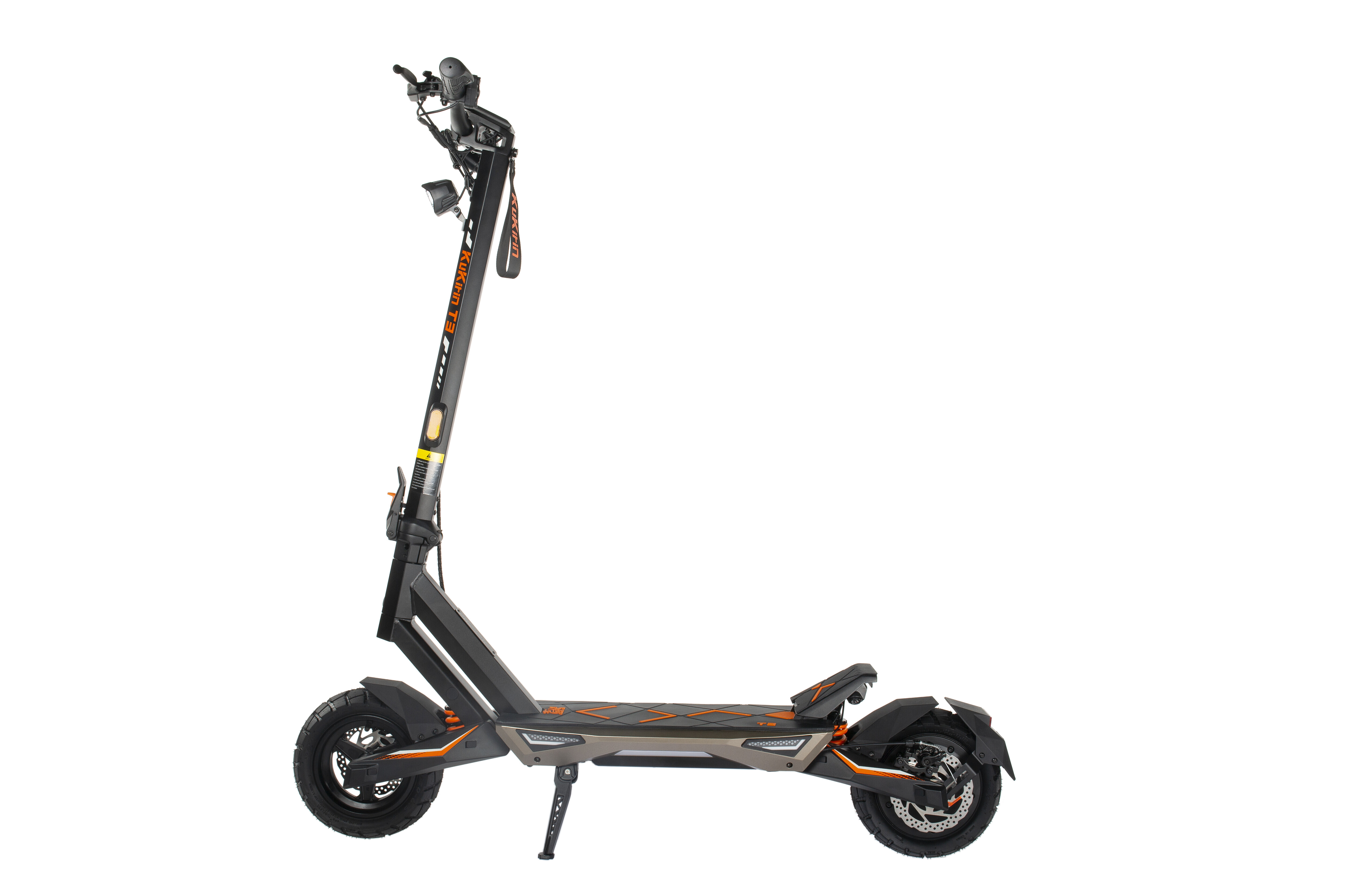 Ein schwarzer E-Scooter mit orangefarbenen Akzenten steht auf einem Ständer vor weißem Hintergrund.